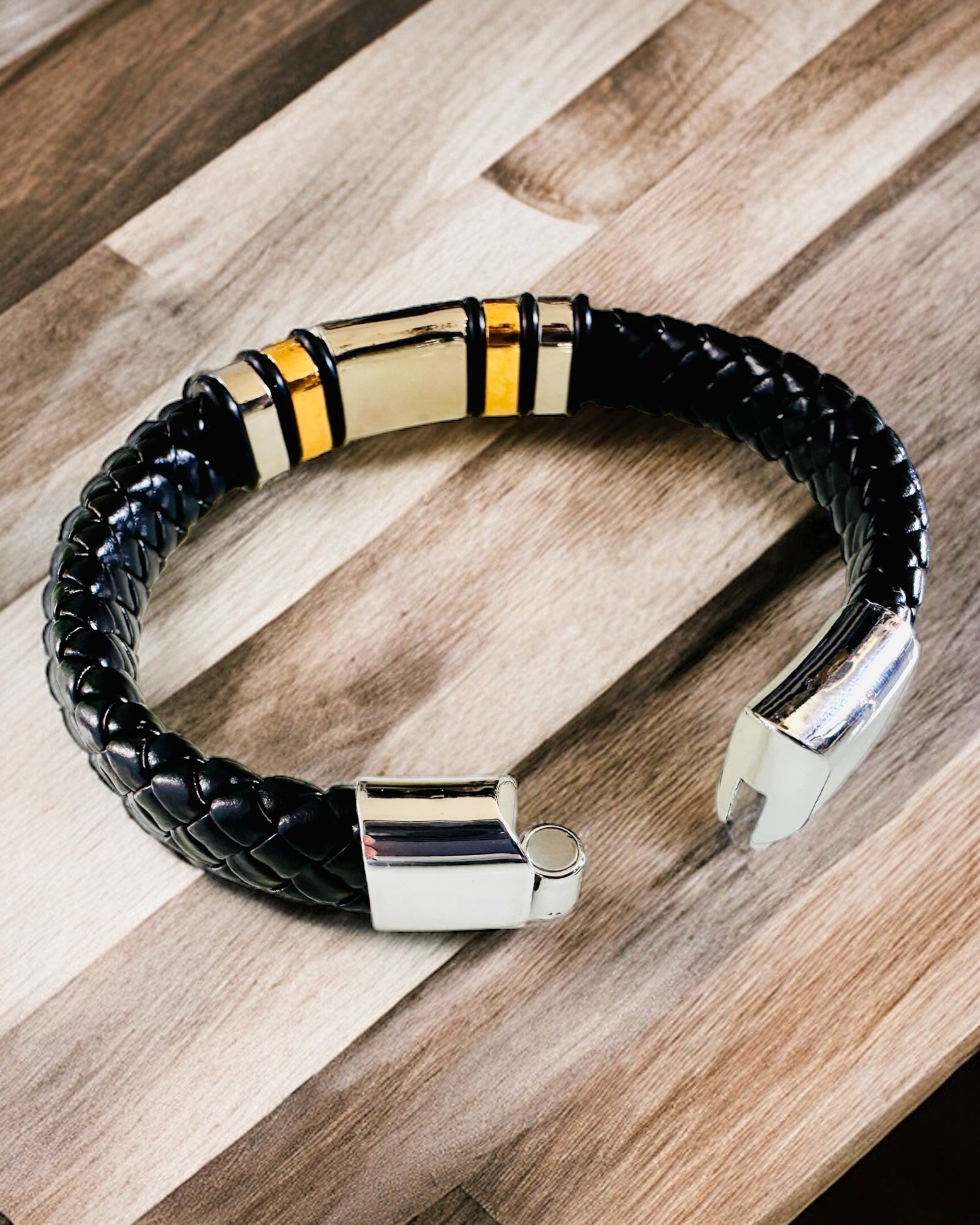 Bracelet à la Mode Hip Hop pour Hommes avec Gravure Personnalisée et Fermoir Magnétique – Choisissez le Style avec Accents Argentés ou Dorés, 22cm Cuir PU