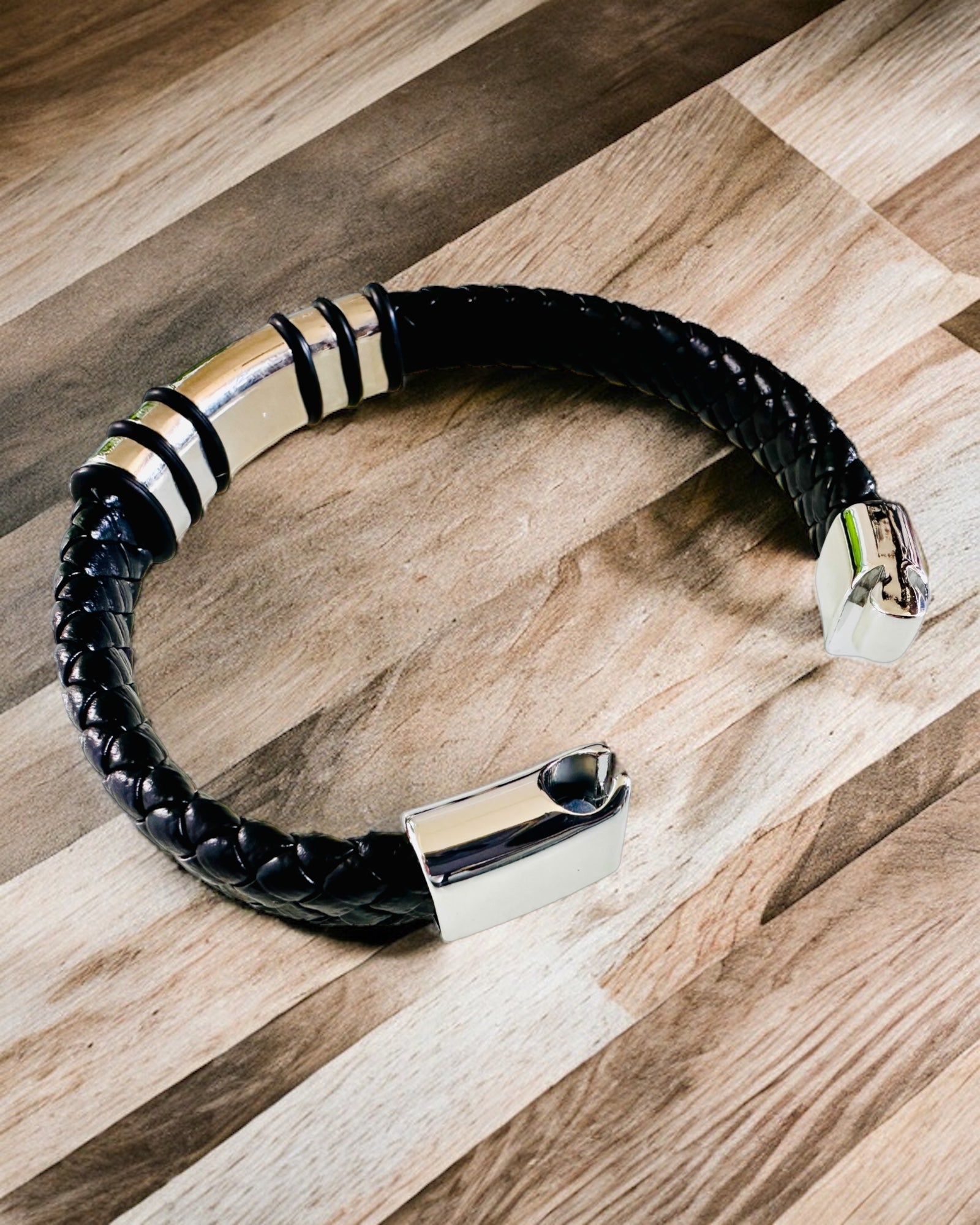 Bracelet à la Mode Hip Hop pour Hommes avec Gravure Personnalisée et Fermoir Magnétique – Choisissez le Style avec Accents Argentés ou Dorés, 22cm Cuir PU