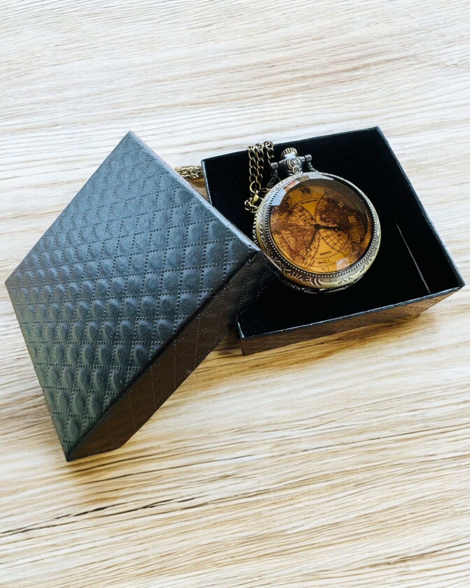 Classic Quartz Pocket Watch with World Map – Vintage Style Pendant with Chain for Her and Him, Engraving