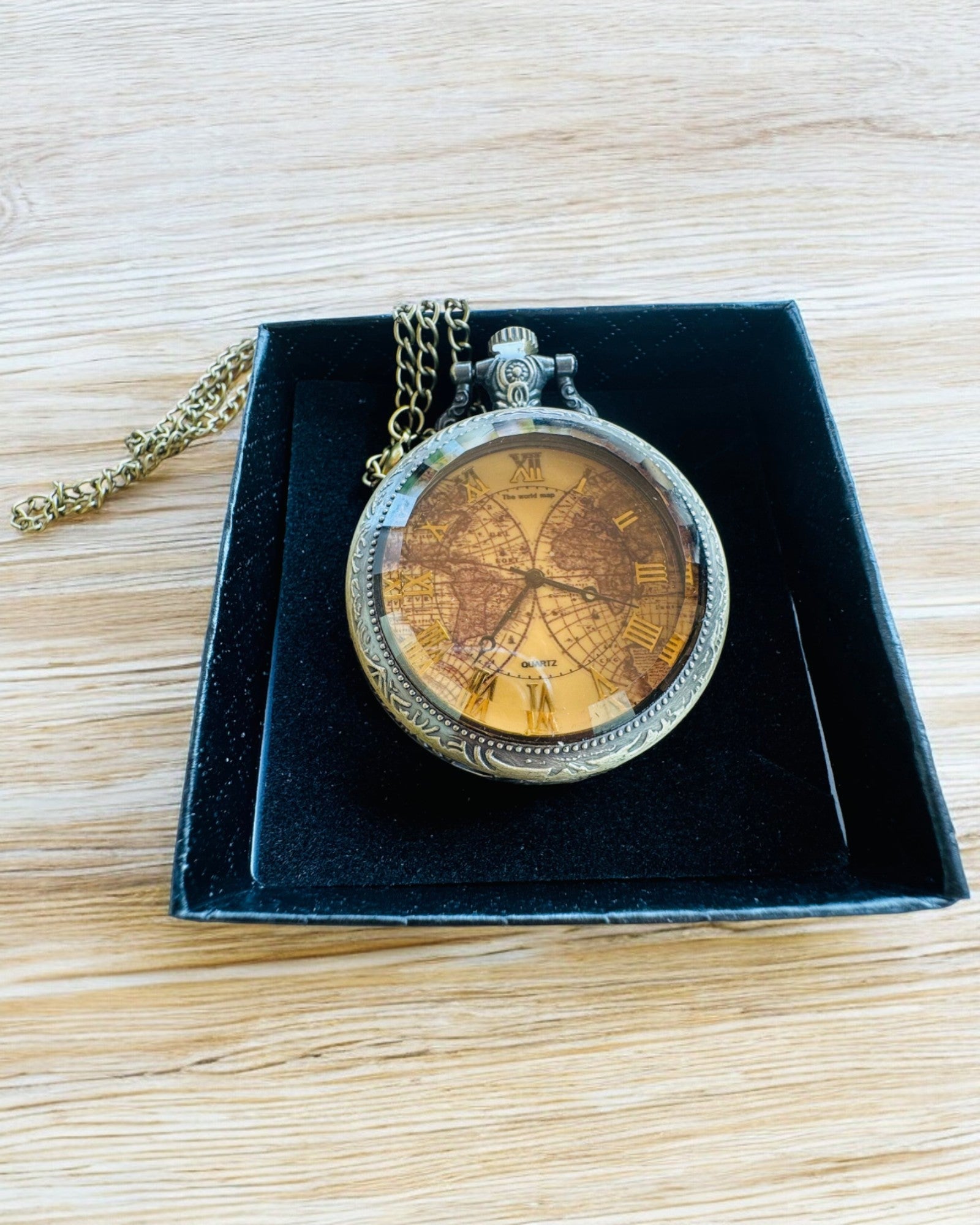 Montre de Poche Classique à Quartz avec Carte du Monde – Pendentif avec Chaîne Style Vintage pour Elle et Lui, gravure