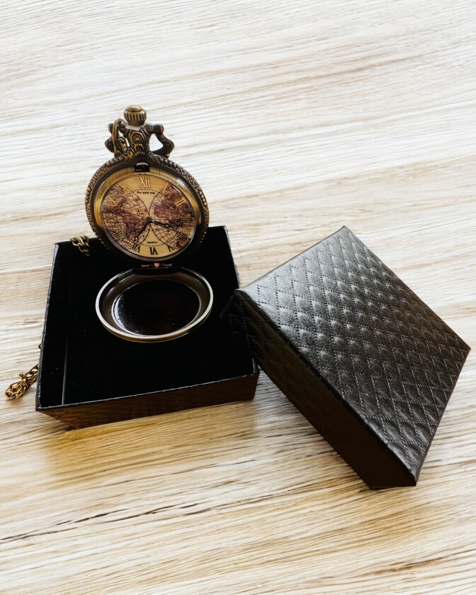 Montre de Poche Classique à Quartz avec Carte du Monde – Pendentif avec Chaîne Style Vintage pour Elle et Lui, gravure