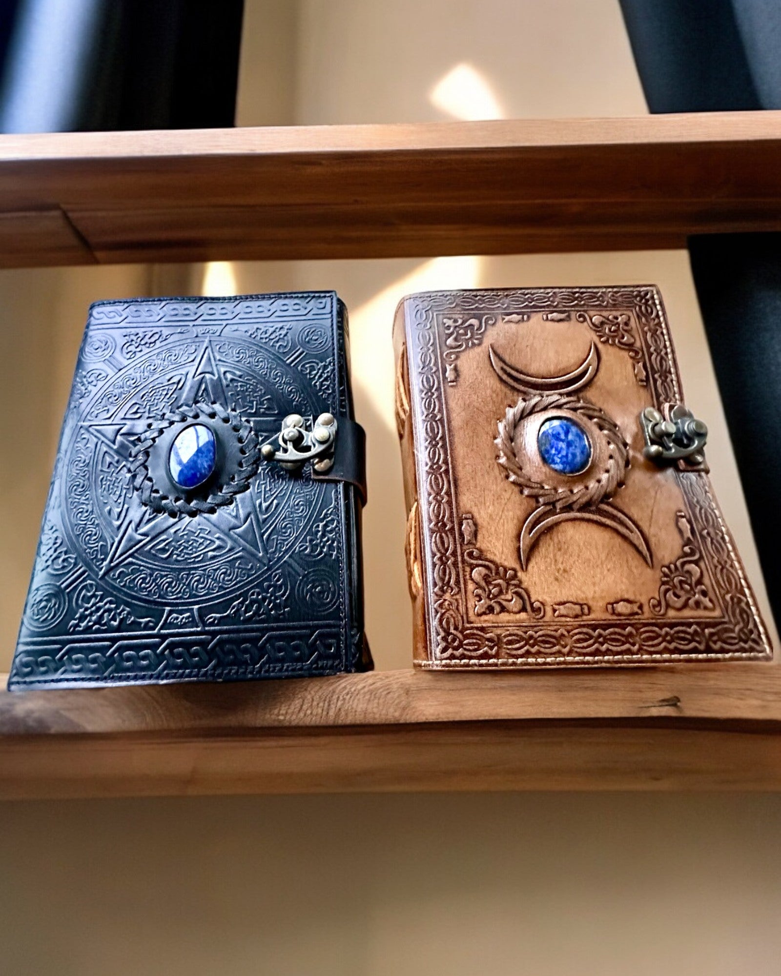 Journal Premium, Motif Antique, Carnet en Cuir "Chronique Magique" 200 pages, 2 variantes au choix, personnalisation par gravure
