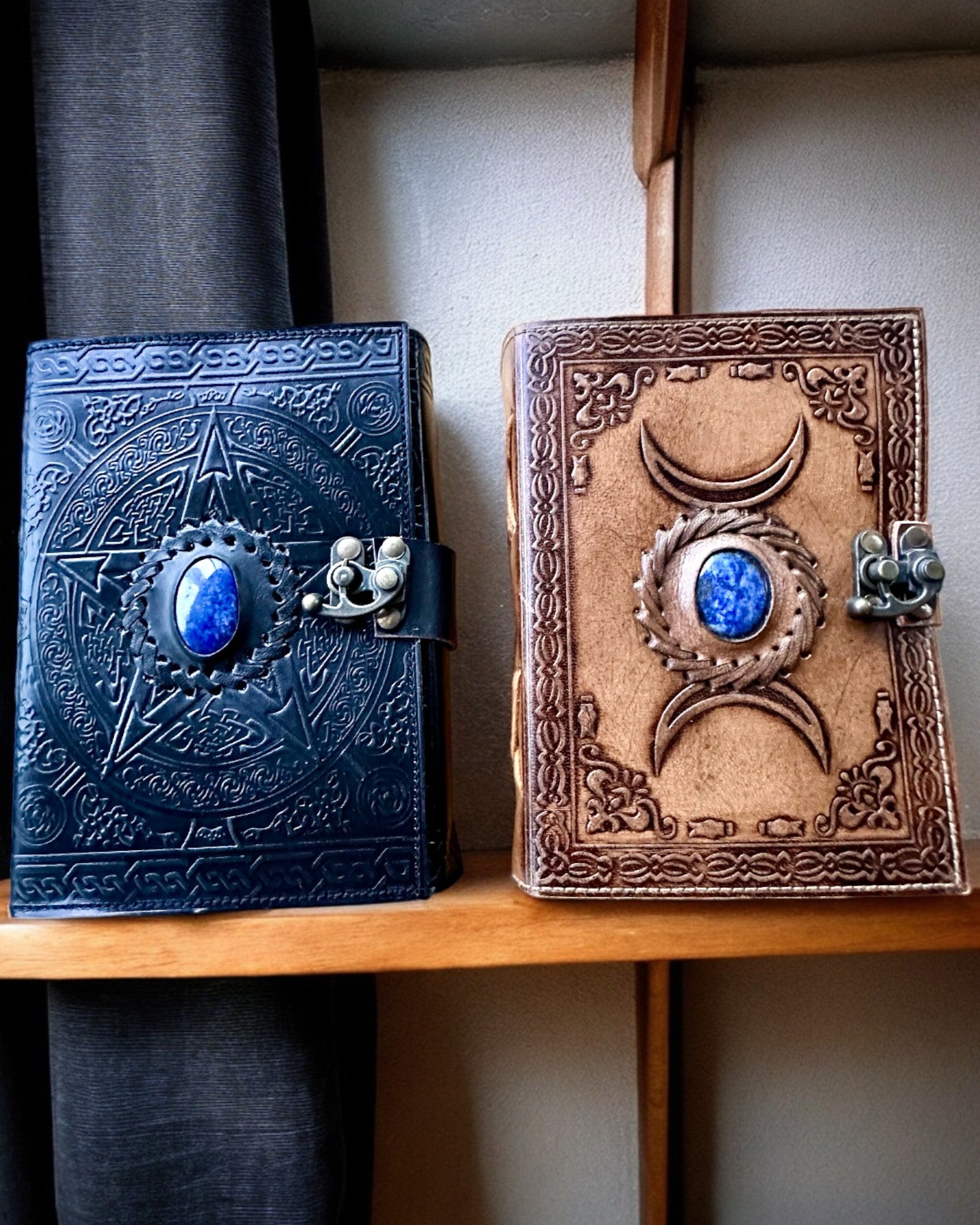 Journal Premium, Motif Antique, Carnet en Cuir "Chronique Magique" 200 pages, 2 variantes au choix, personnalisation par gravure