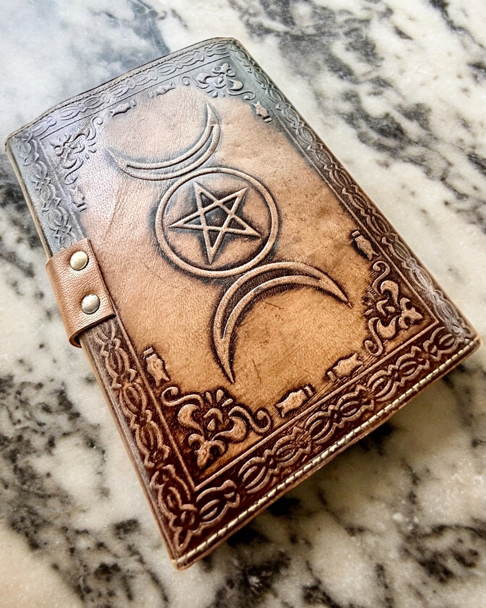 Journal Premium, Motif Antique, Carnet en Cuir "Chronique Magique" 200 pages, 2 variantes au choix, personnalisation par gravure