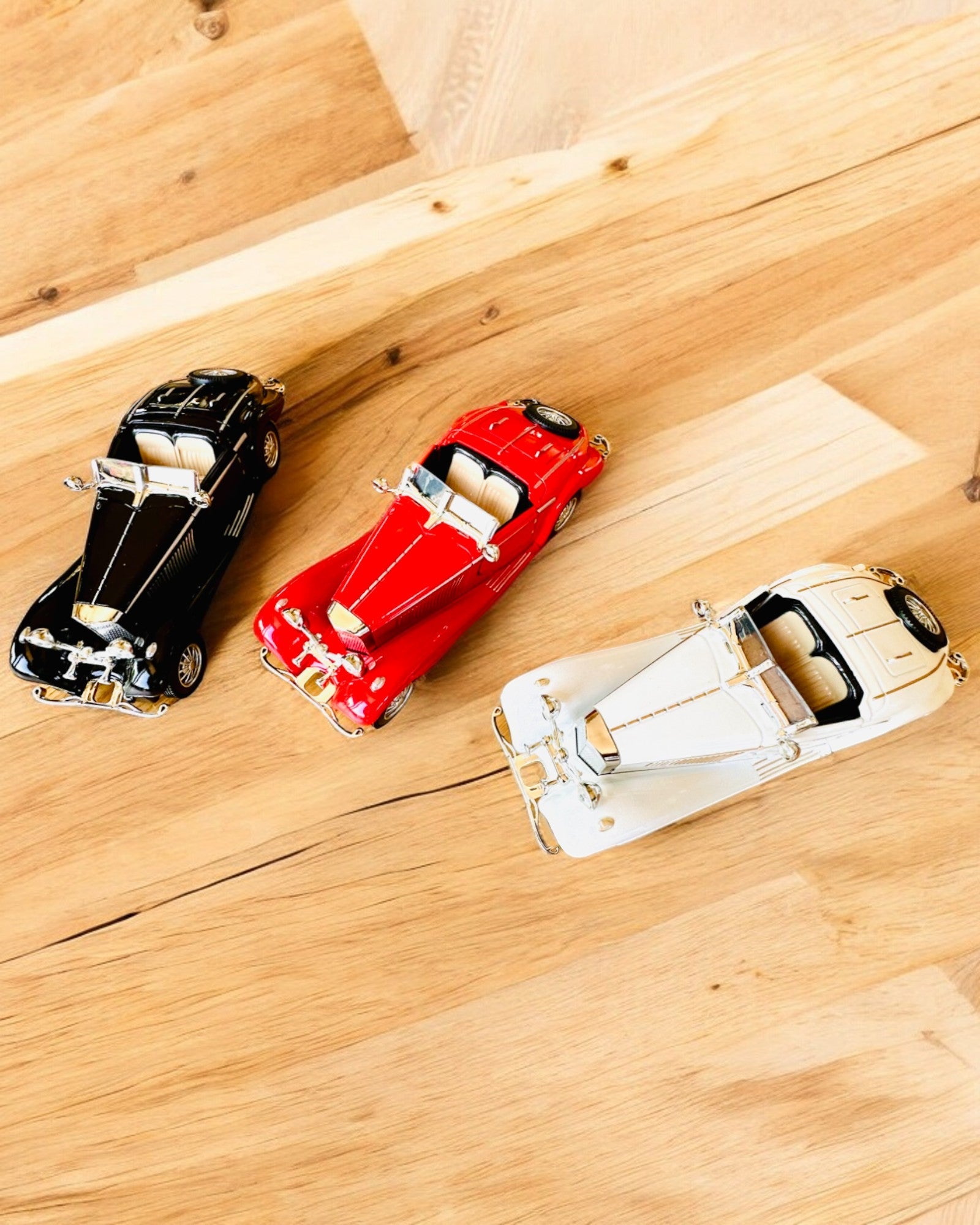 Miniatuurmodel van Klassieke Retro Auto's - personalisatiemogelijkheid als cadeau met gravure, 3 varianten om uit te kiezen