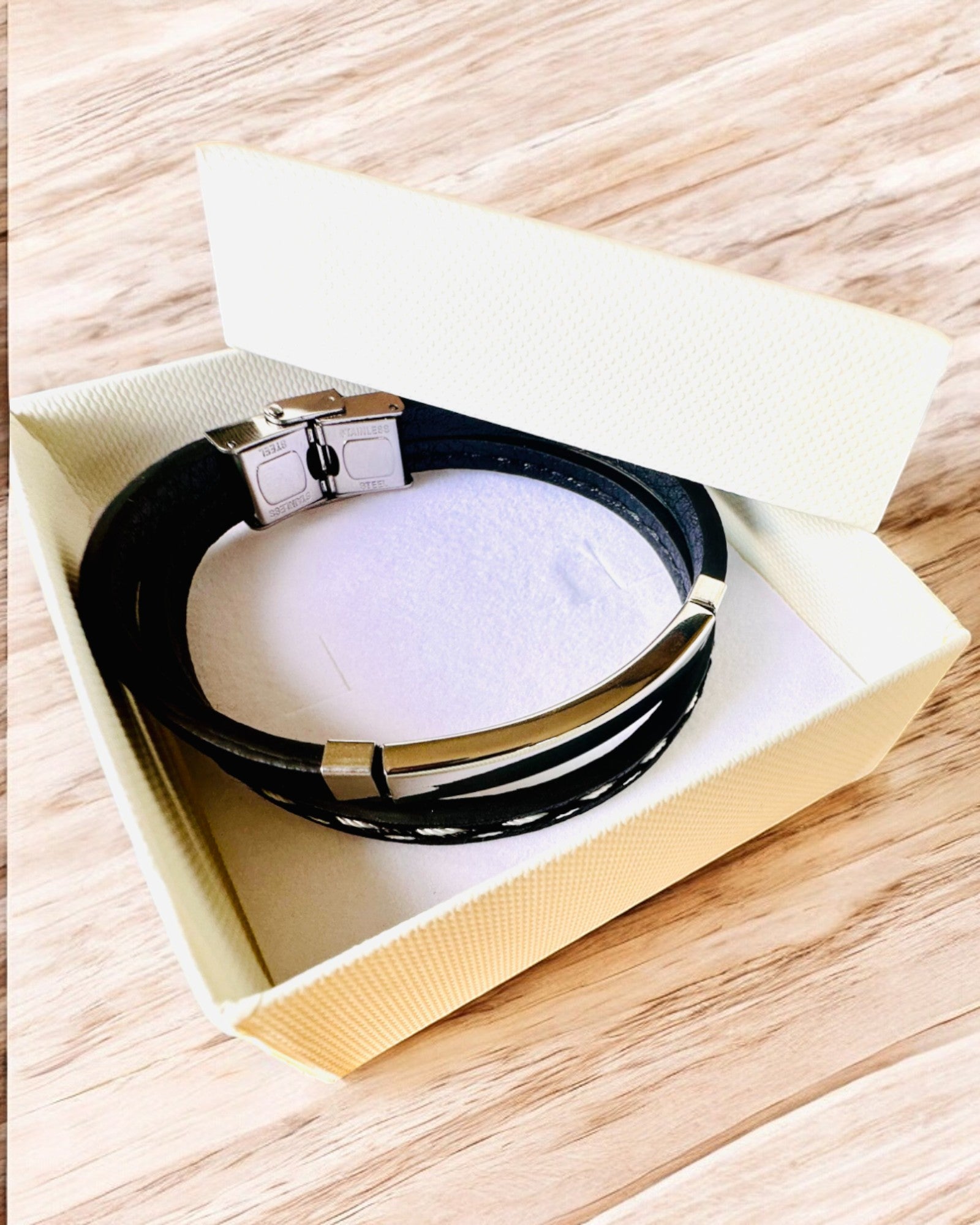 Sportarmband van PU-leer en roestvrij staal met graveermogelijkheid – 3 kleuren