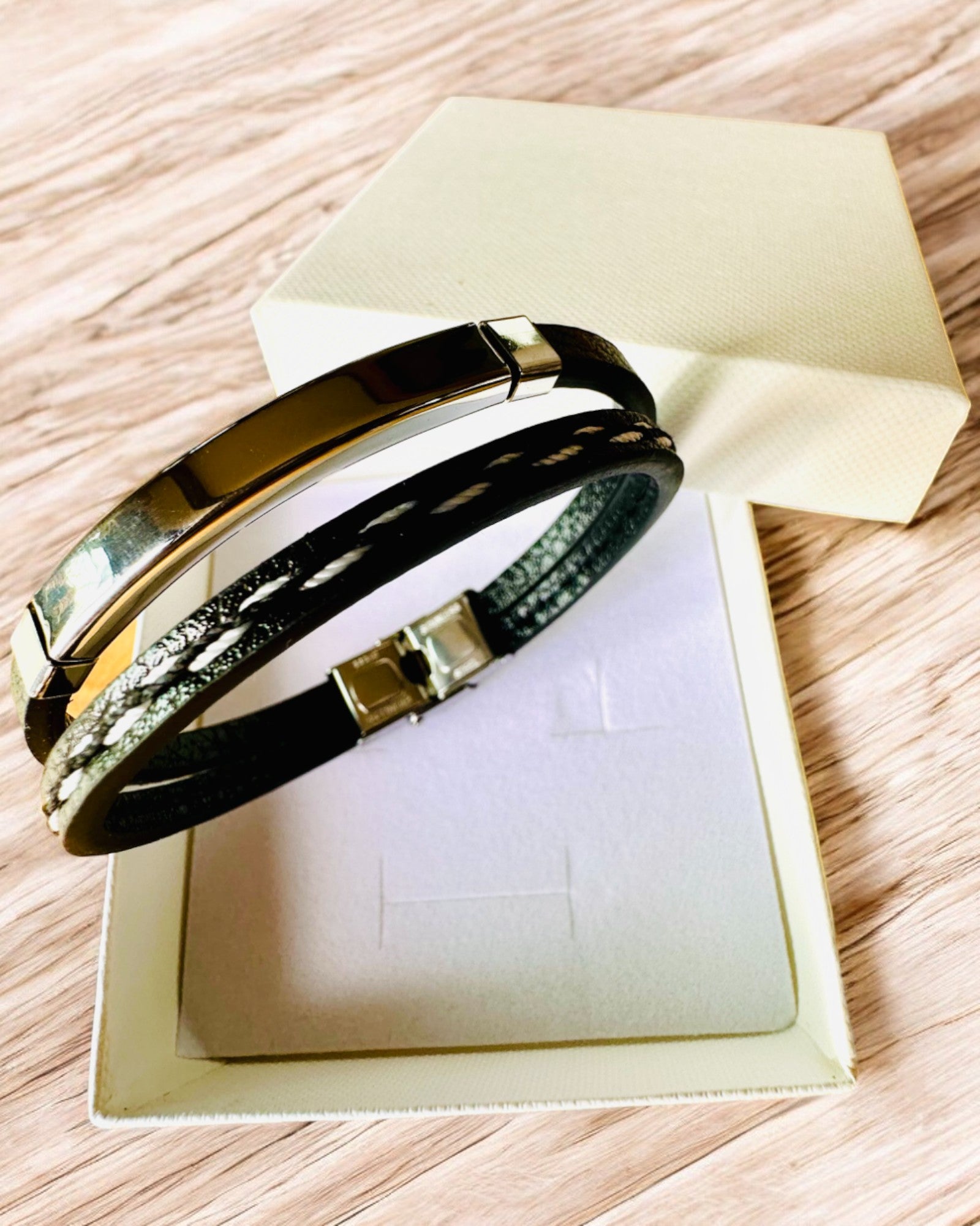 Sportarmband van PU-leer en roestvrij staal met graveermogelijkheid – 3 kleuren