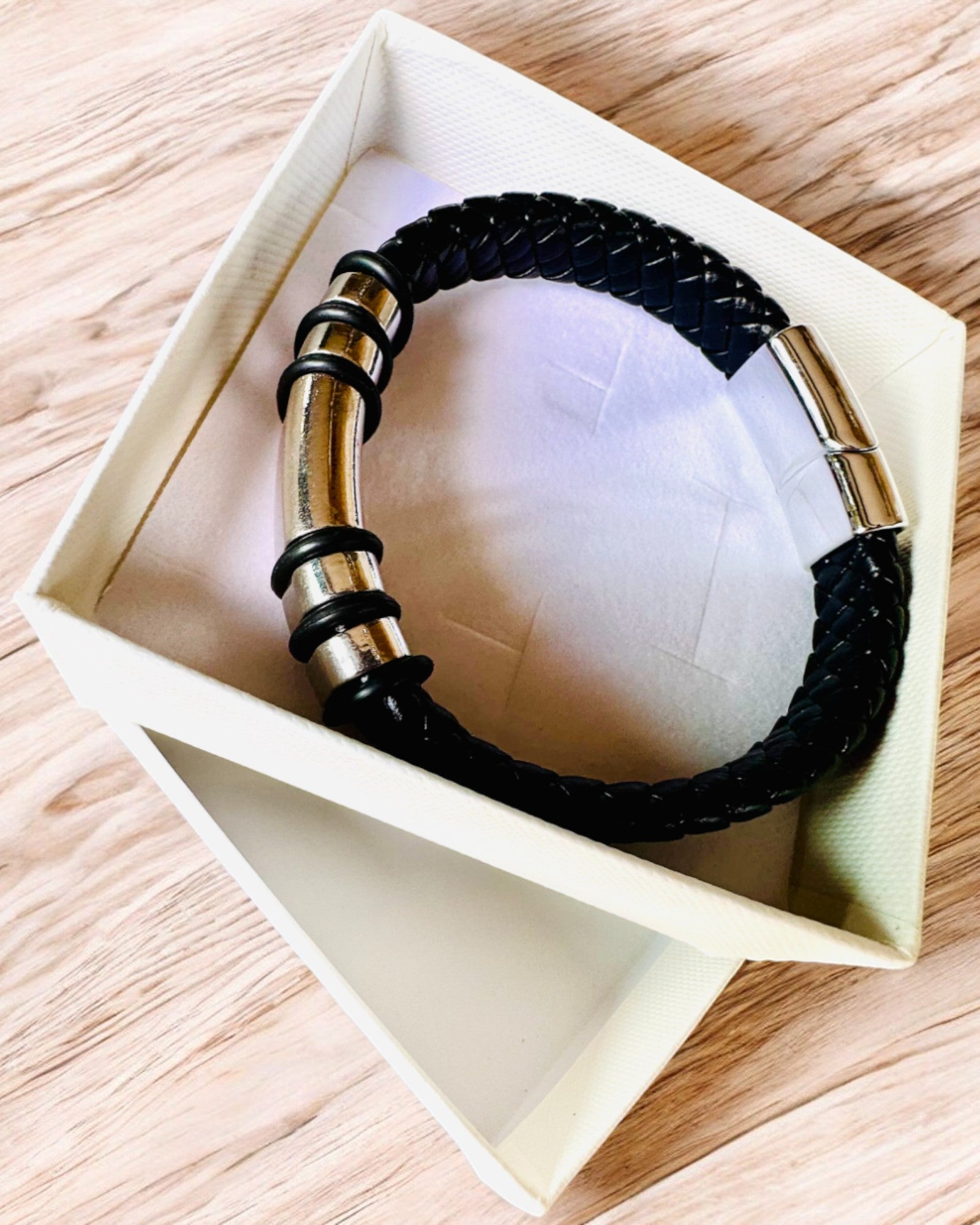 Bracelet à la Mode Hip Hop pour Hommes avec Gravure Personnalisée et Fermoir Magnétique – Choisissez le Style avec Accents Argentés ou Dorés, 22cm Cuir PU