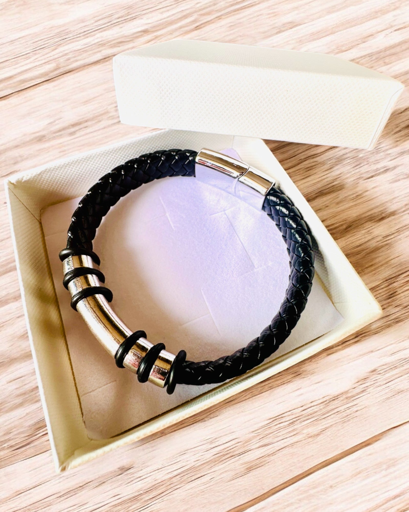 Bracelet à la Mode Hip Hop pour Hommes avec Gravure Personnalisée et Fermoir Magnétique – Choisissez le Style avec Accents Argentés ou Dorés, 22cm Cuir PU