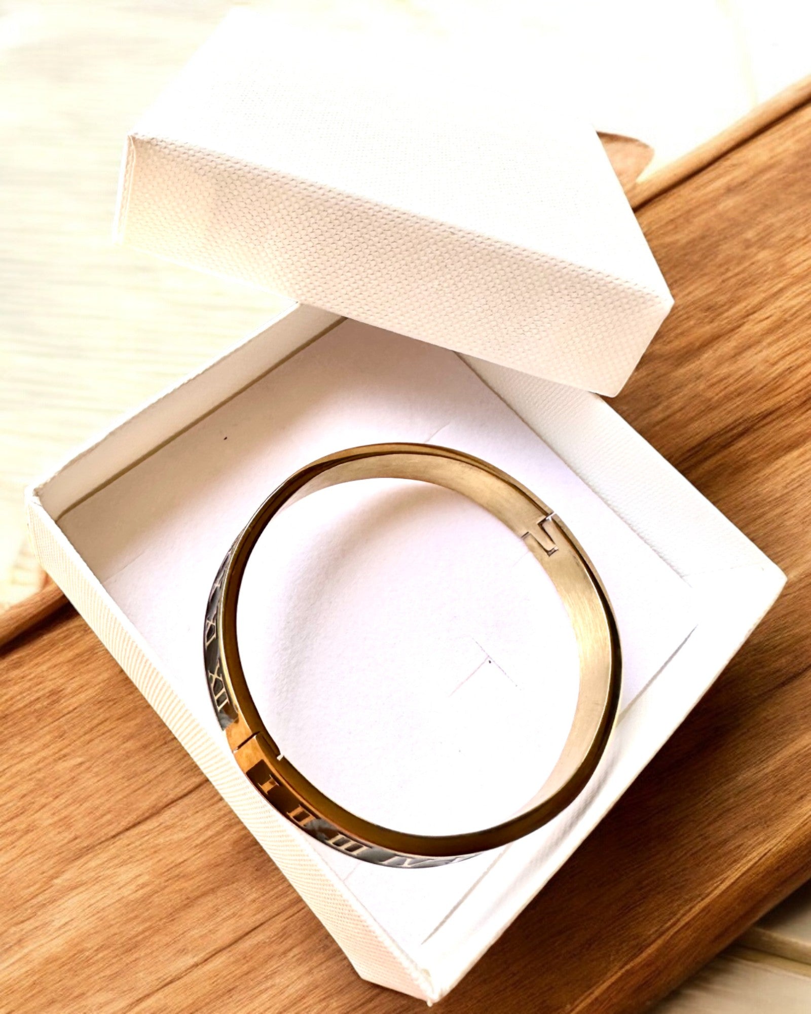 Bracelet "Czas Elegancji" - couleur or Acier Inoxydable avec Chiffres Romains, possibilité de personnalisation par gravure