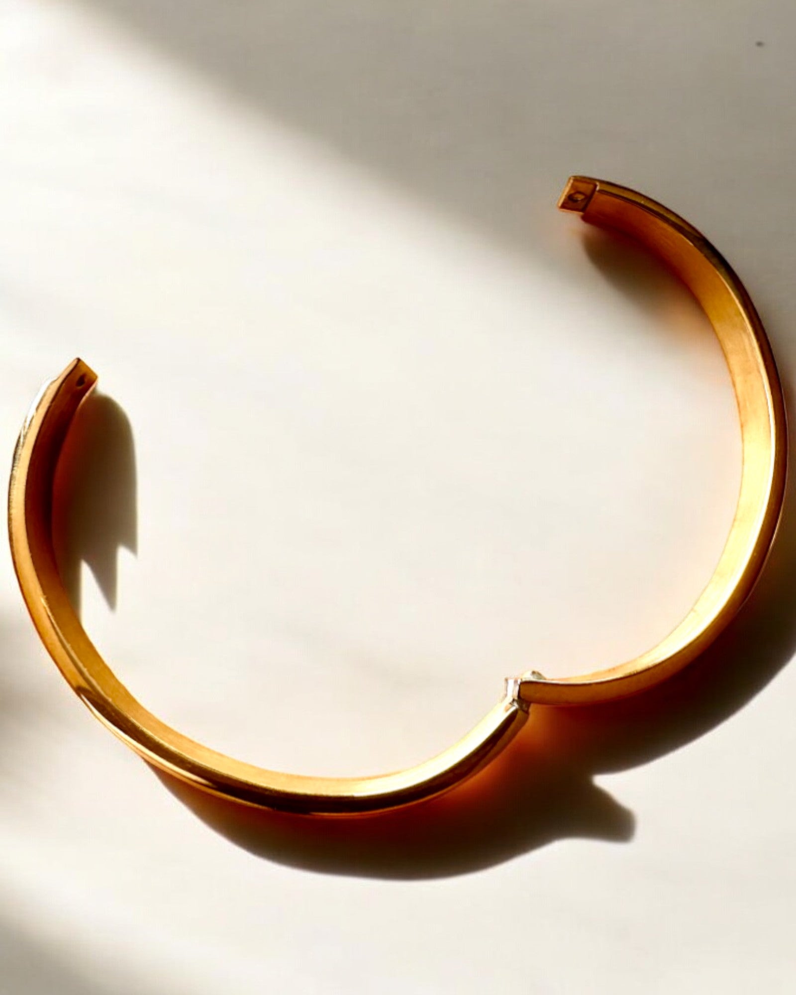 Bracelet "Czas Elegancji" - couleur or Acier Inoxydable avec Chiffres Romains, possibilité de personnalisation par gravure