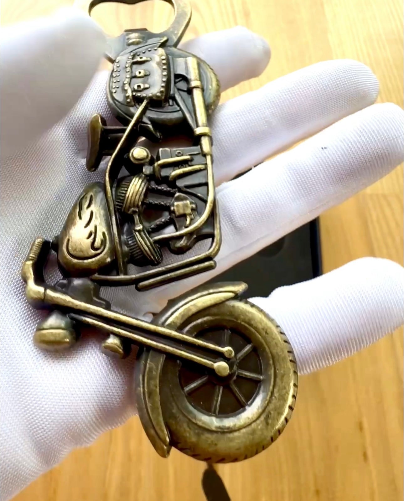 Flesopener in de vorm van een motorfiets - personalisatie met gravure als cadeau