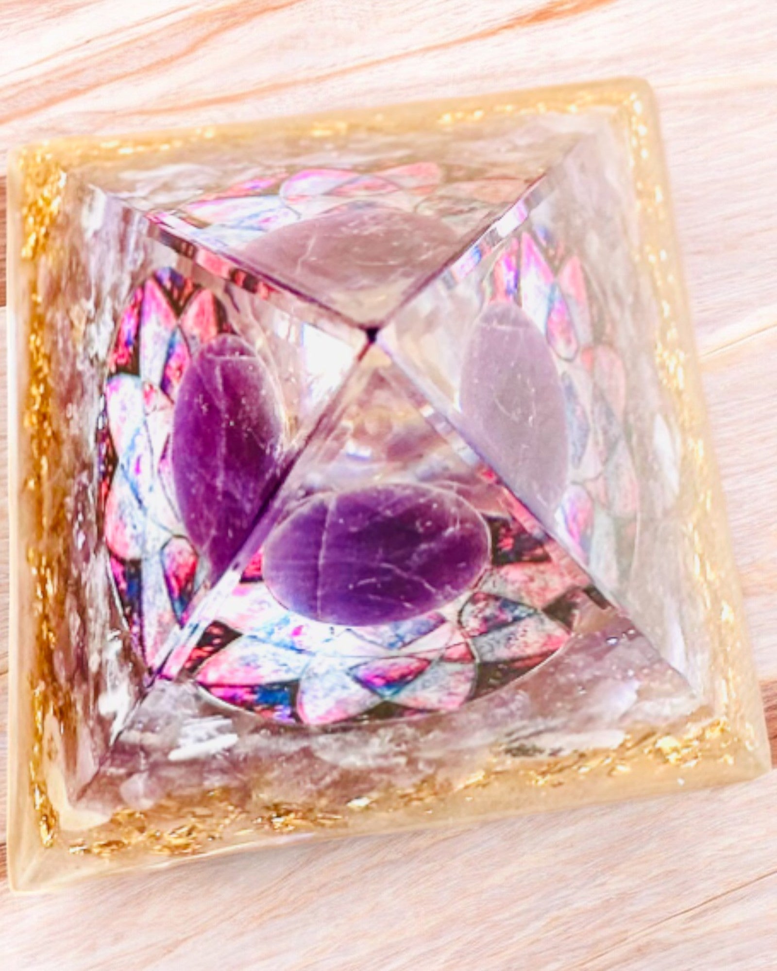 Pyramide Énergétique "Amethyst Star" en orgonite avec cristaux d'améthyste