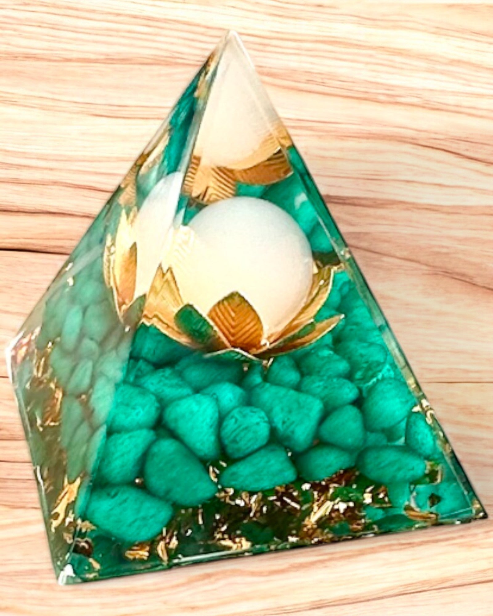 Pyramide Énergétique en orgonite "Harmonie de Tourmaline"