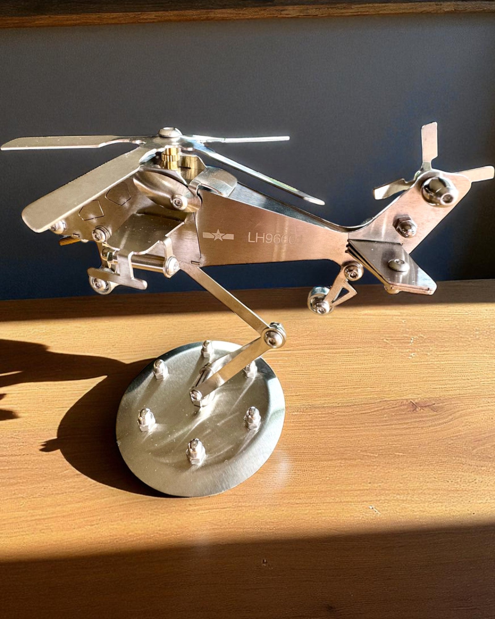 Metalen Model Helikopter „SkyRider” – Verstelbare Bureaustandaard met gepersonaliseerde gravure als cadeau