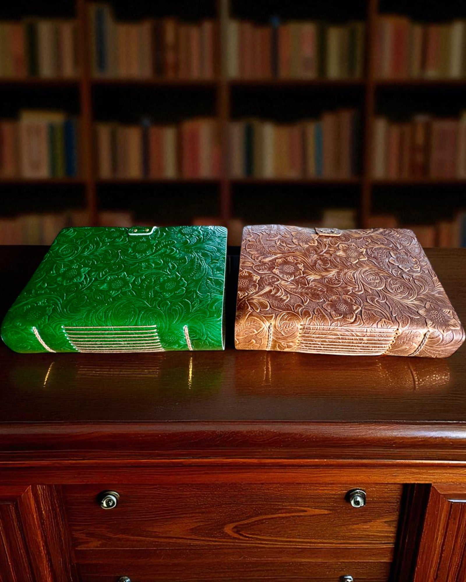 Carnet en Cuir Vintage « Floralis » – embossé à la main, 400 pages, possibilité de gravure, 2 variantes