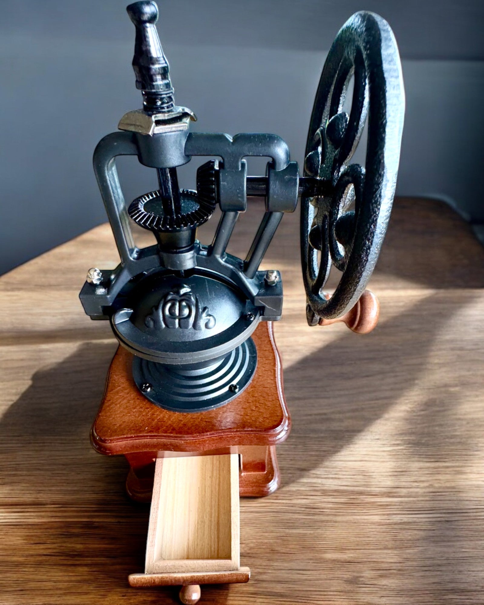 Moulin à café rétro « Vintage Café » 27 cm de hauteur, avec possibilité de personnalisation par gravure pour cadeau