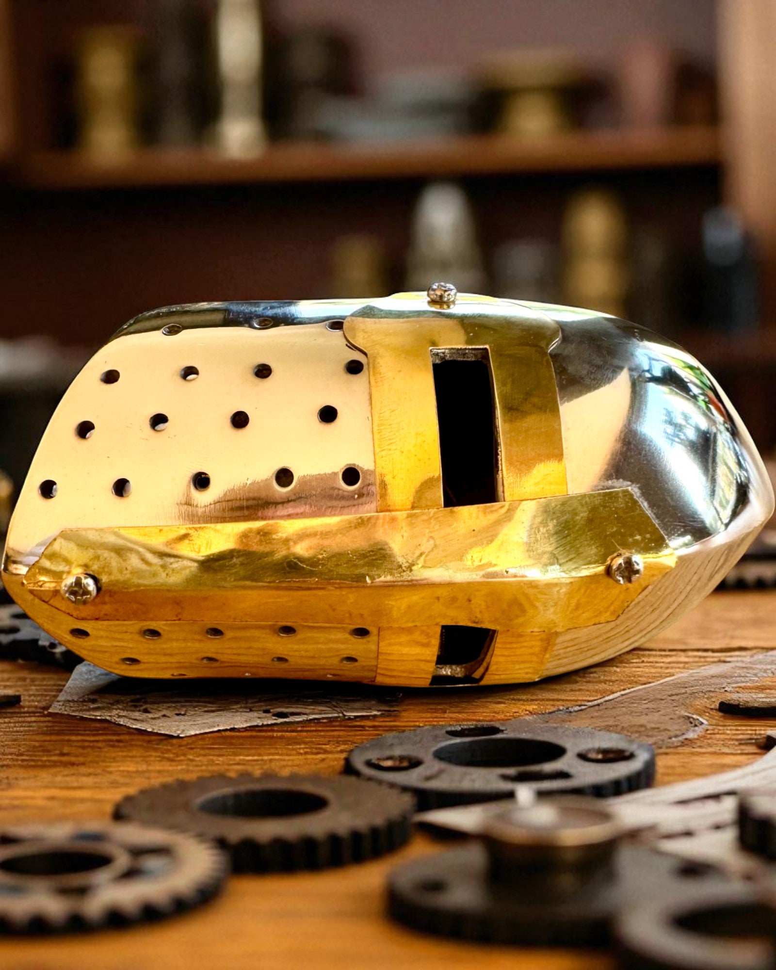 Mini-Ritterhelm „Guardian” aus Messing – handgefertigt, 12 cm, personalisierbar mit Gravur als Geschenk