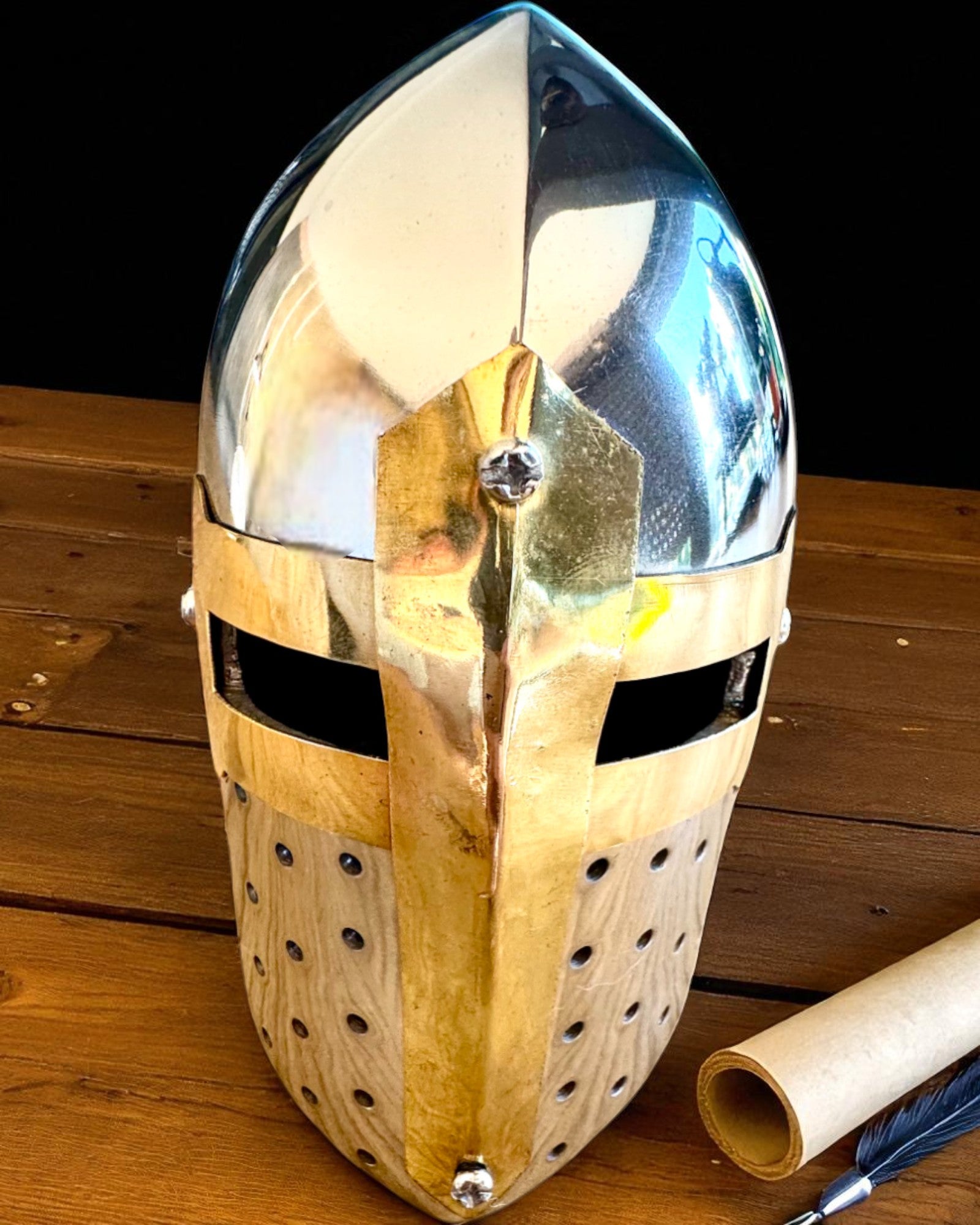 Mini-Ritterhelm „Guardian” aus Messing – handgefertigt, 12 cm, personalisierbar mit Gravur als Geschenk