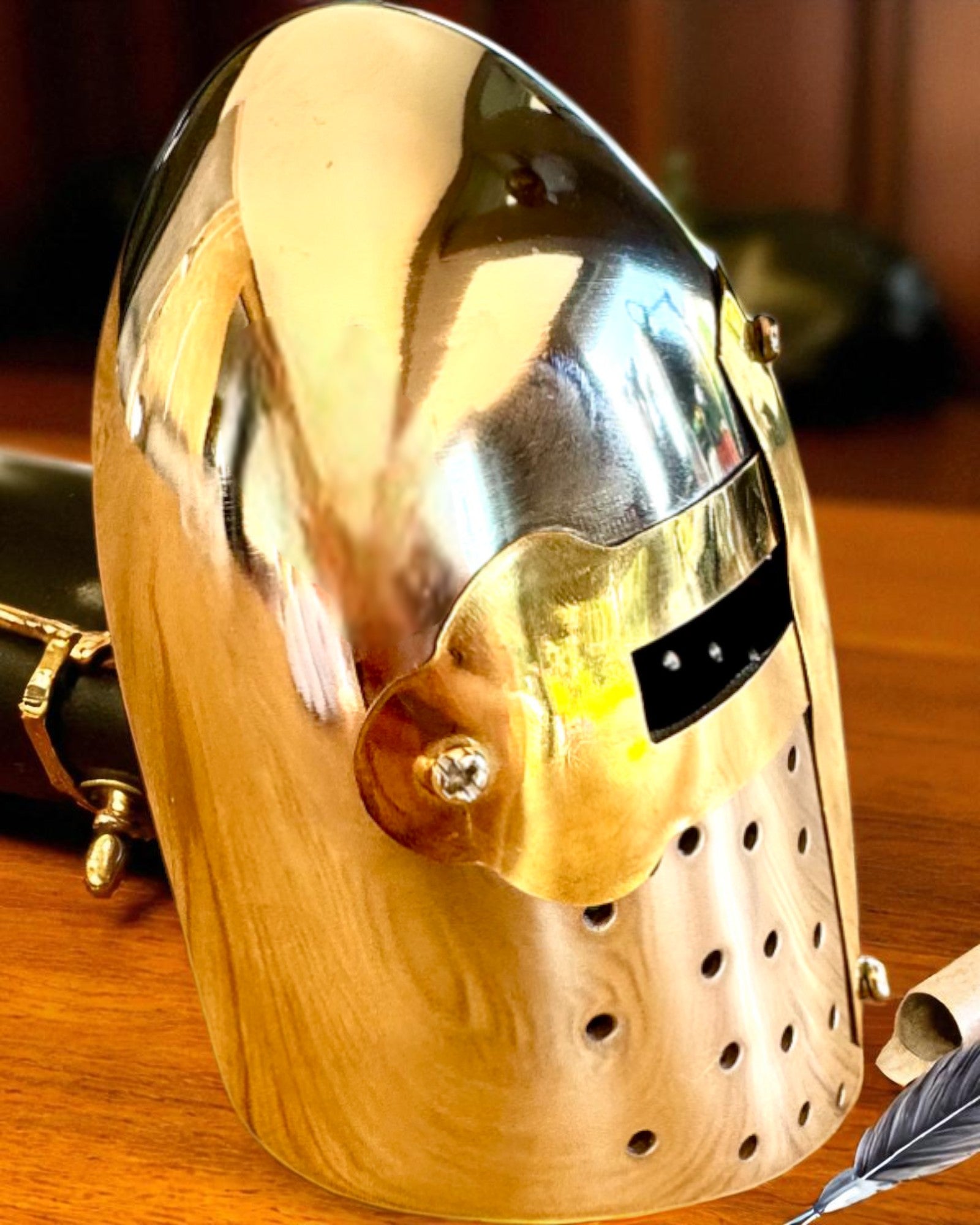 Mini-Ritterhelm „Guardian” aus Messing – handgefertigt, 12 cm, personalisierbar mit Gravur als Geschenk