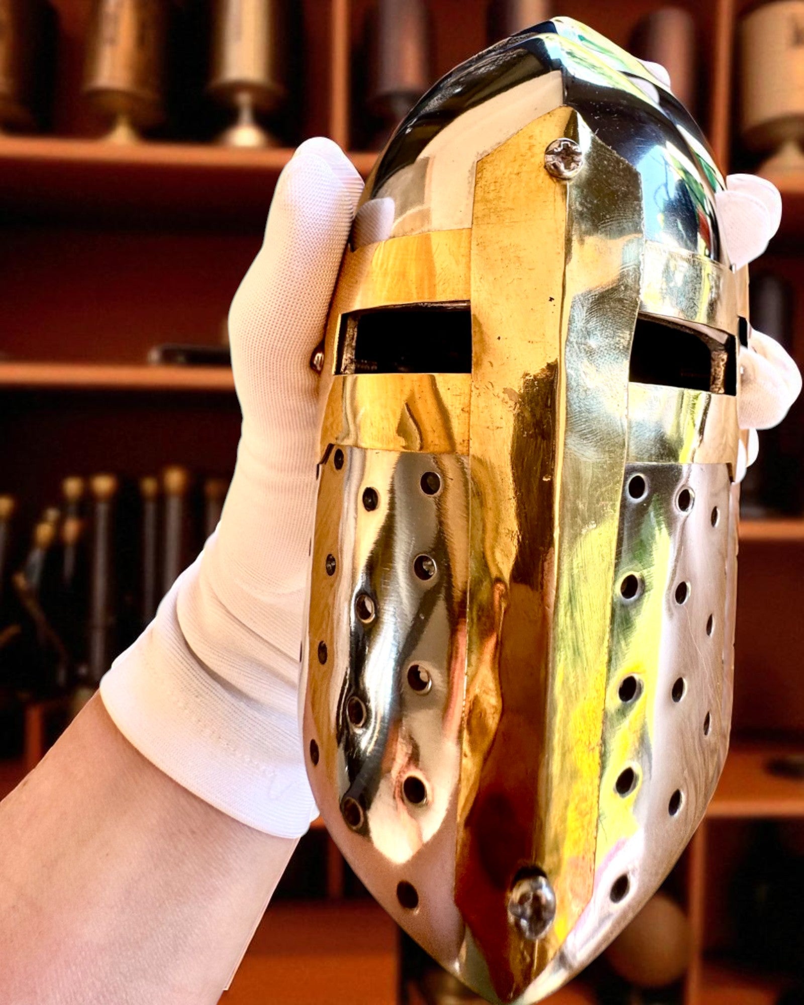 Mini-Ritterhelm „Guardian” aus Messing – handgefertigt, 12 cm, personalisierbar mit Gravur als Geschenk