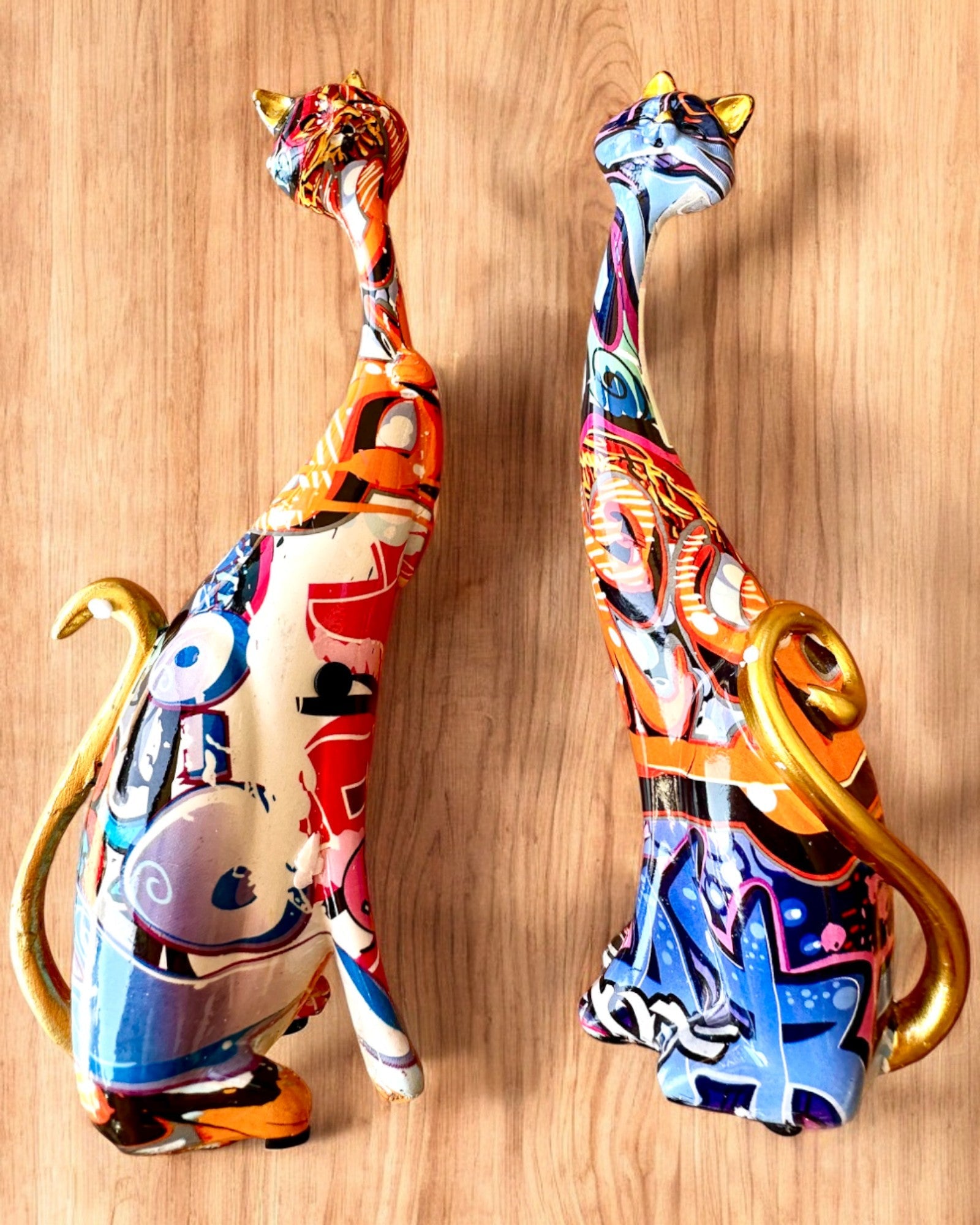 Figurines de Chats Abstraits "ArtCats", Peintes à la Main, Résine – 25 cm, 2 pcs.