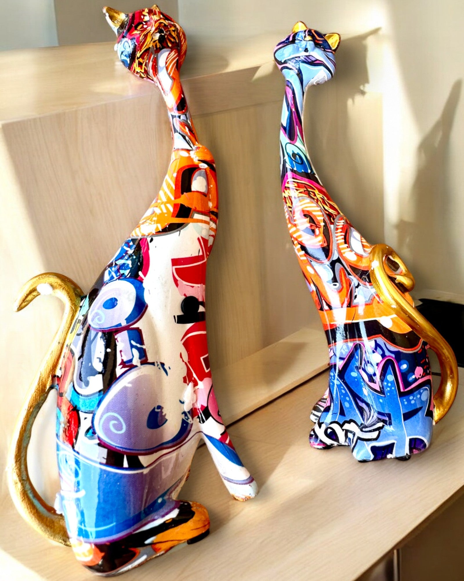 Figurines de Chats Abstraits "ArtCats", Peintes à la Main, Résine – 25 cm, 2 pcs.