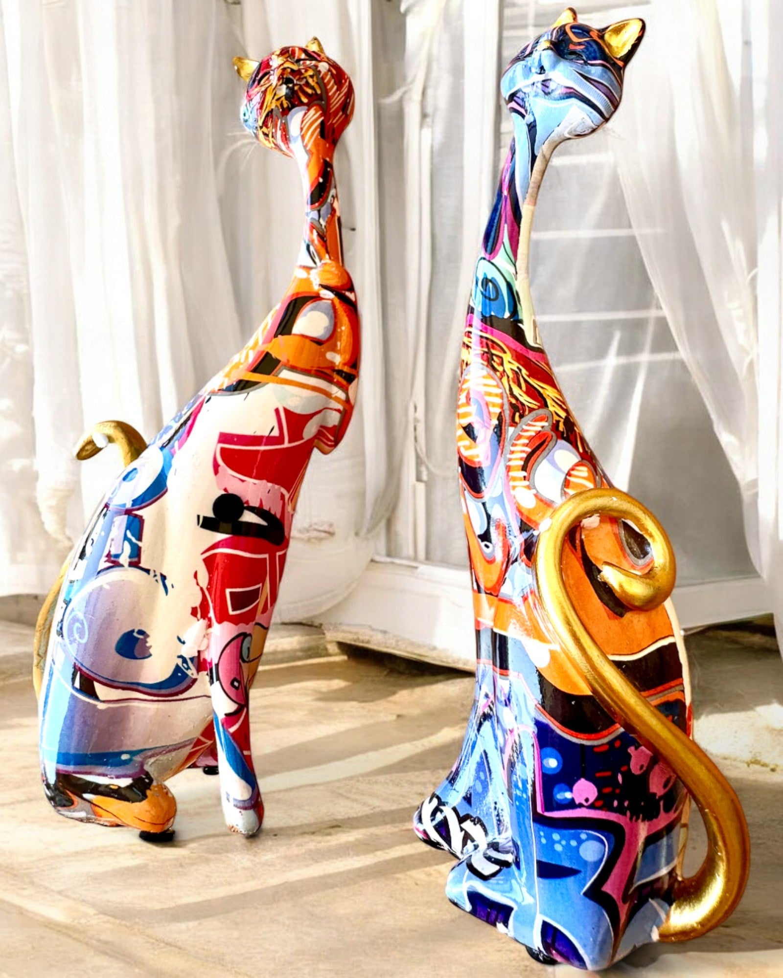 Figurines de Chats Abstraits "ArtCats", Peintes à la Main, Résine – 25 cm, 2 pcs.