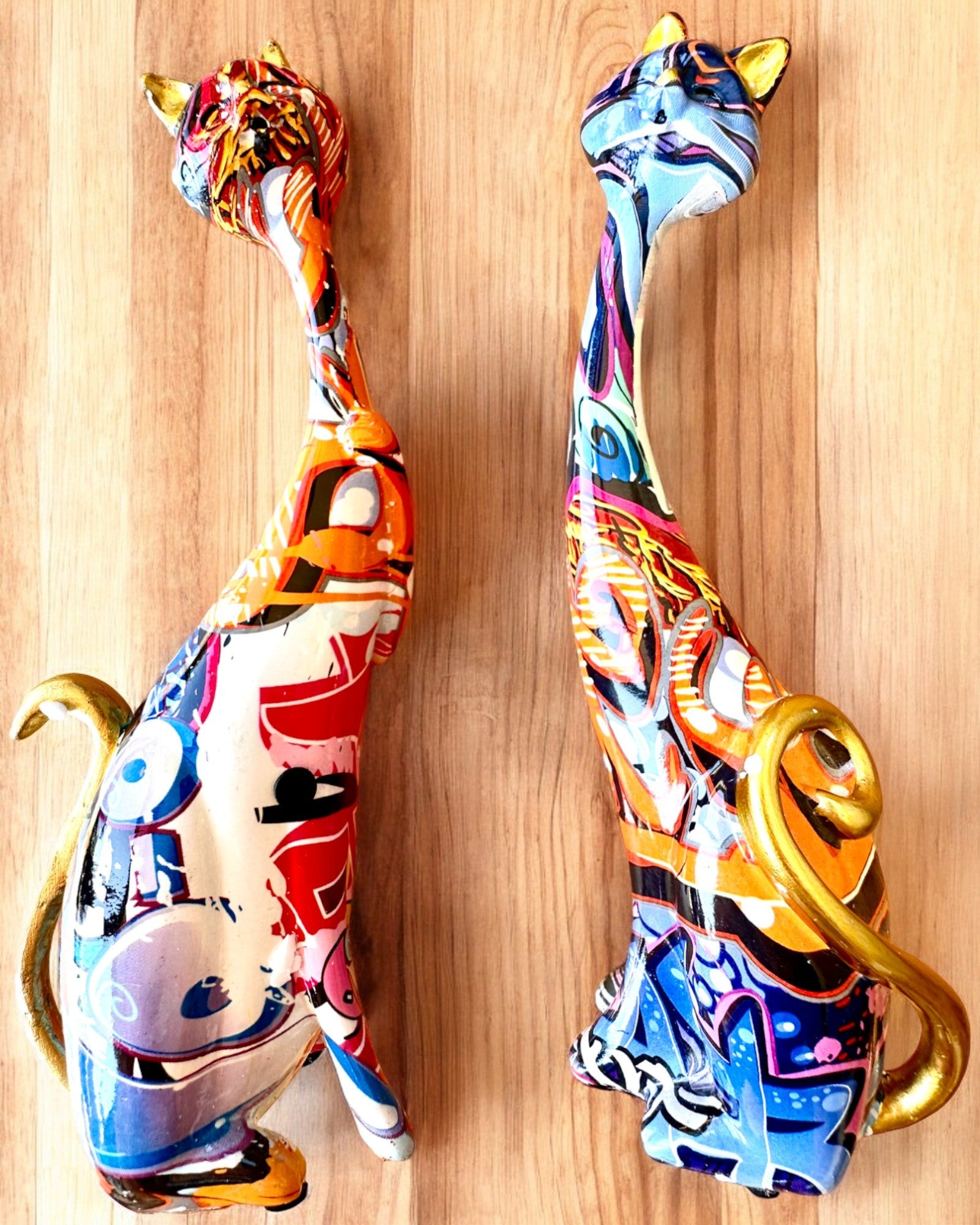 Figurines de Chats Abstraits "ArtCats", Peintes à la Main, Résine – 25 cm, 2 pcs.