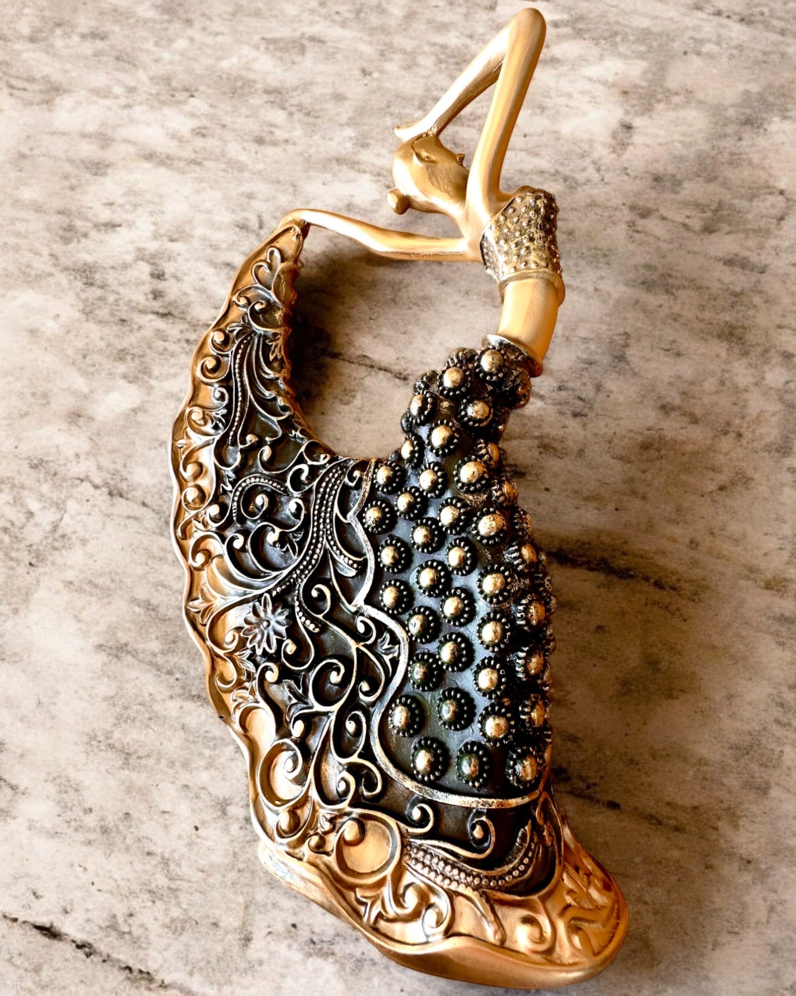 Elegante Sculptuur "Danseres van de Gouden Glans", 29 cm hoog, met mogelijkheid tot graveren als cadeau