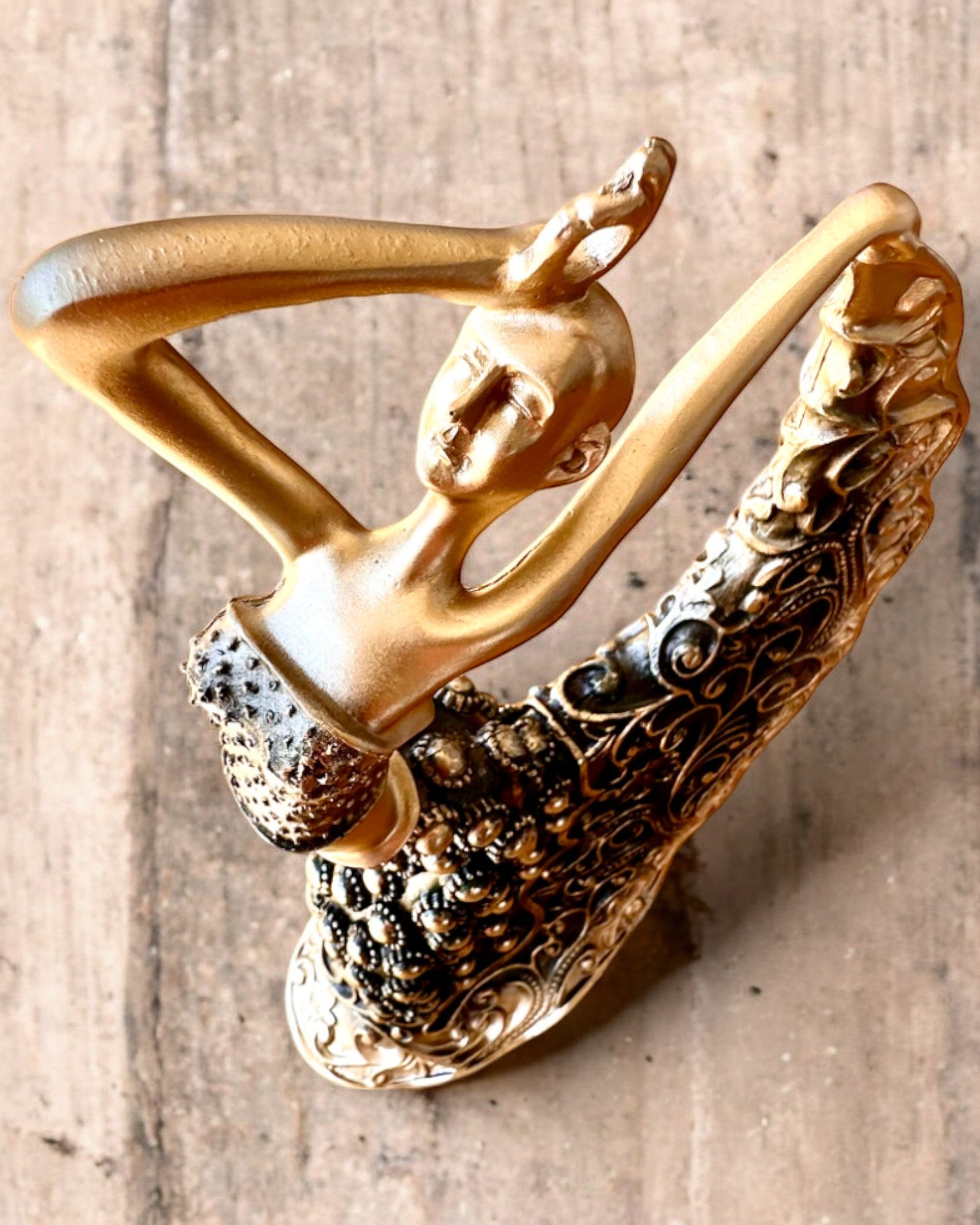 Elegante Sculptuur "Danseres van de Gouden Glans", 29 cm hoog, met mogelijkheid tot graveren als cadeau