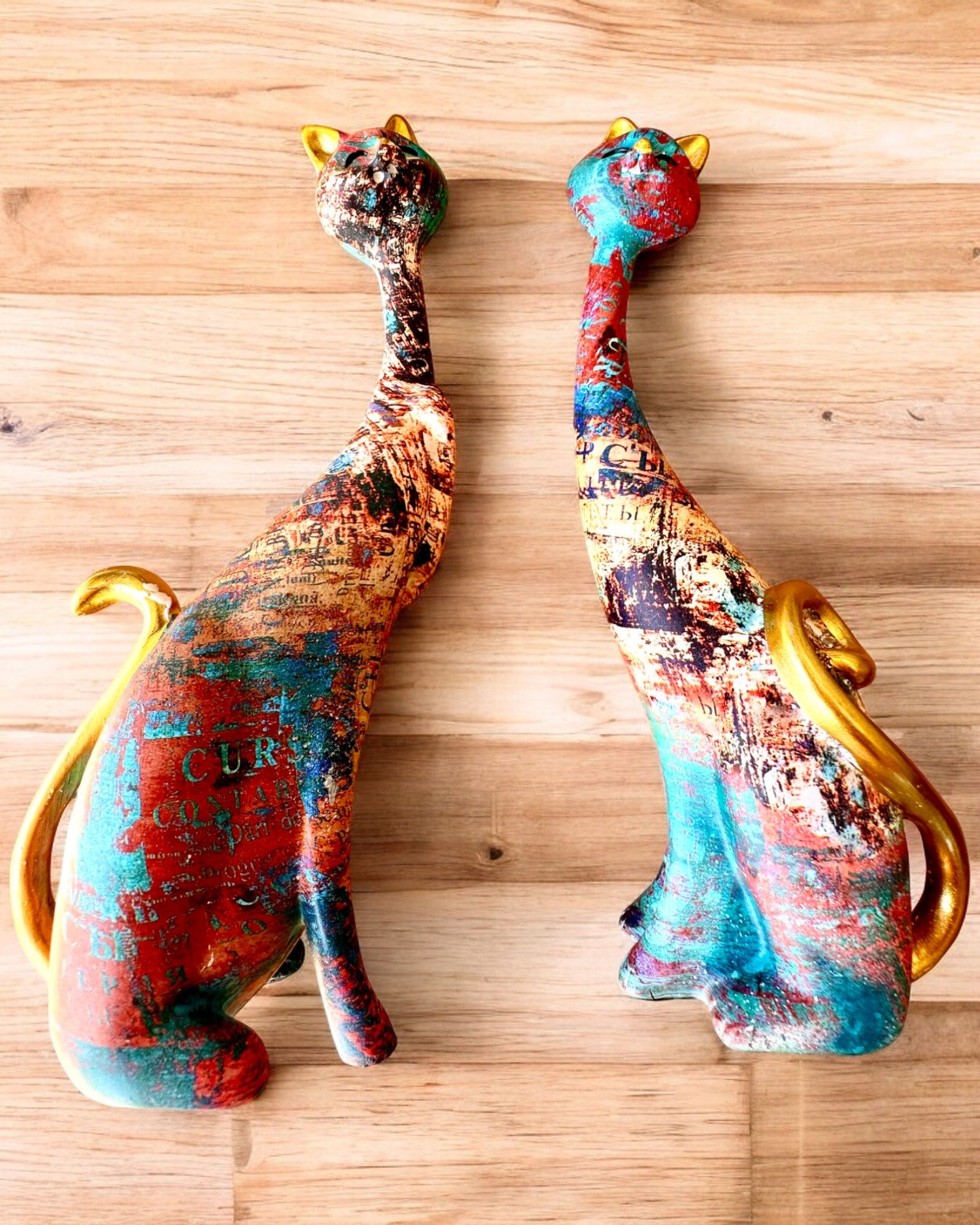 Figurines de Chats Abstraits "ArtCats", Peintes à la Main, Résine – 25 cm, 2 pcs.