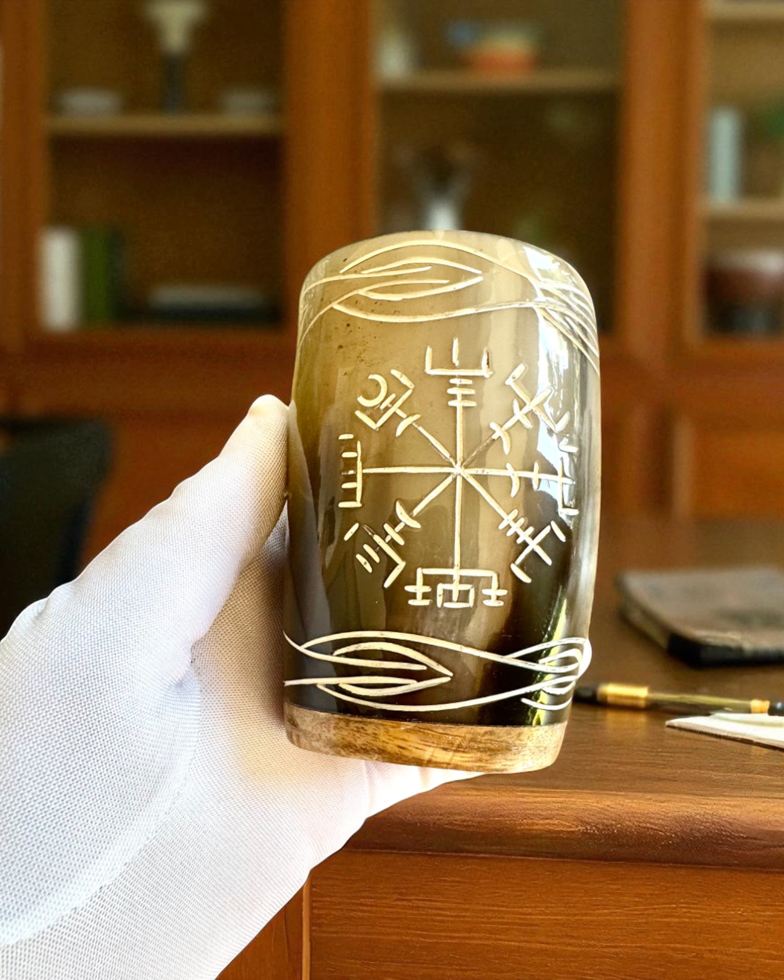 Valknut Petit gobelet en corne de buffle fait main avec des symboles nordiques, possibilité de personnalisation pour cadeau avec gravure