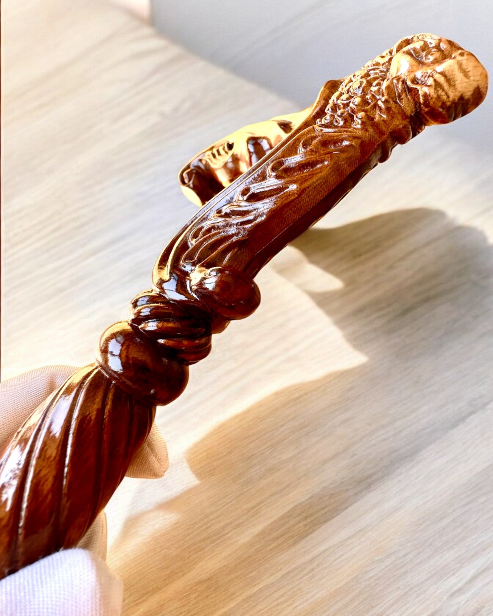 Canne de marche 'Laska "Król Dżungli", en bois, possibilité de personnalisation par gravure