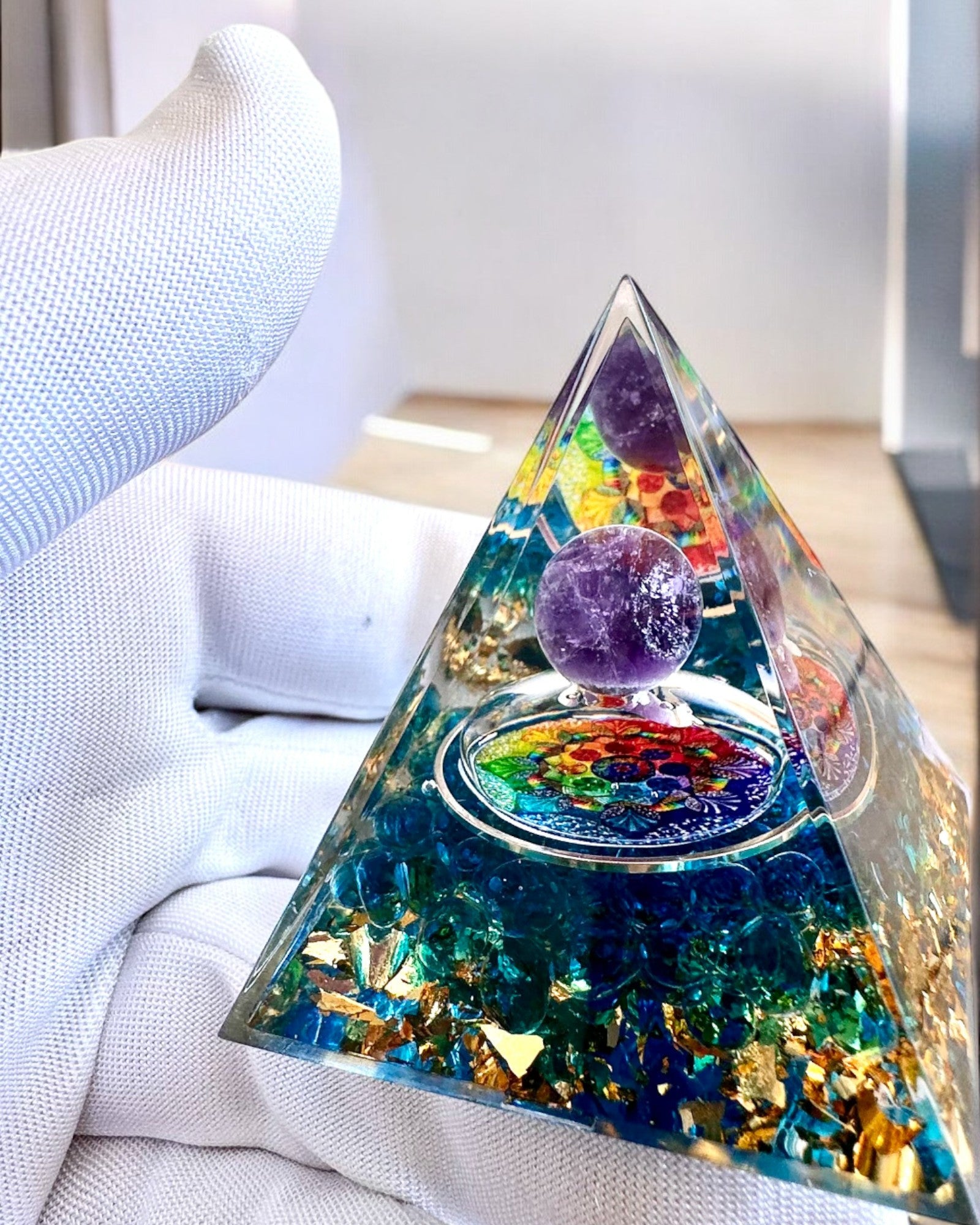 Pyramide Énergétique en orgonite "Mystic Aura"