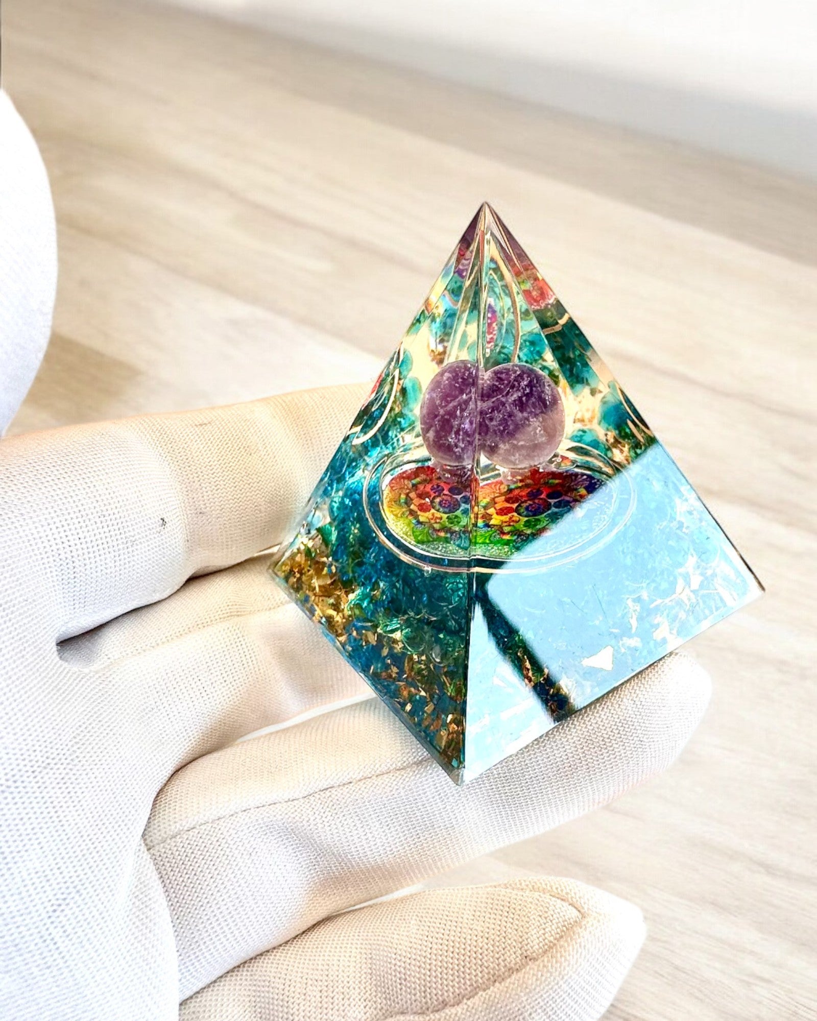 Pyramide Énergétique en orgonite "Mystic Aura"