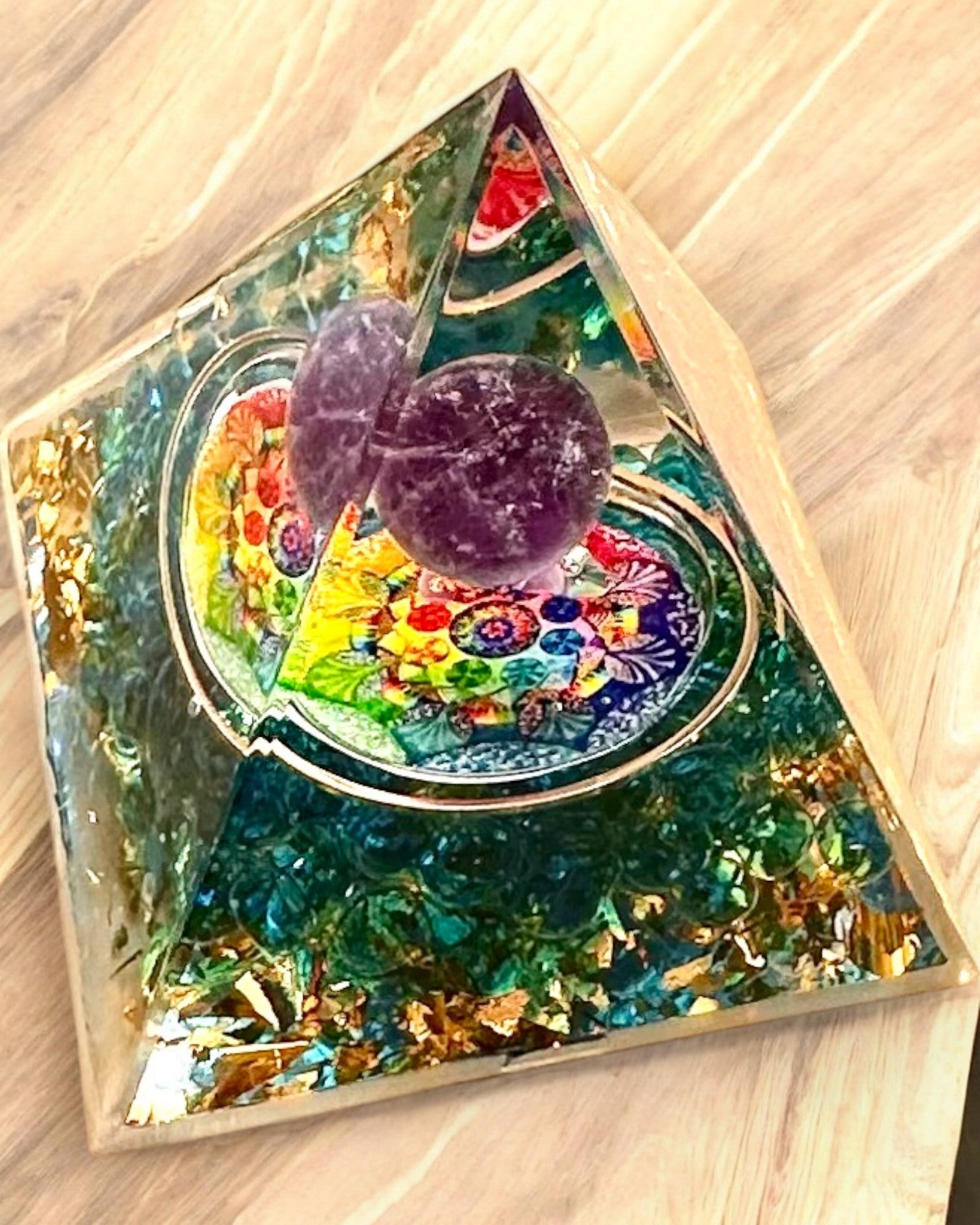 Pyramide Énergétique en orgonite "Mystic Aura"