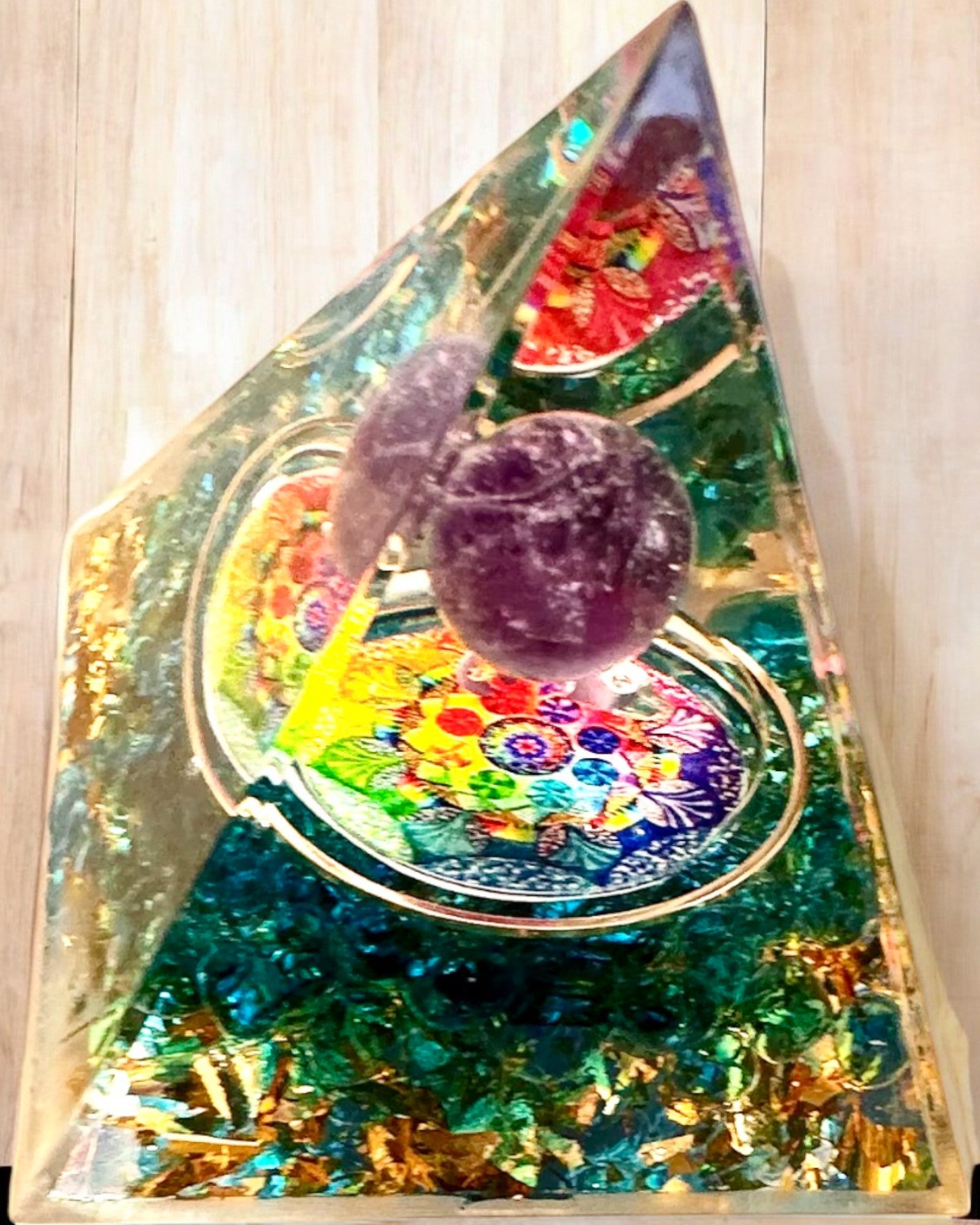 Pyramide Énergétique en orgonite "Mystic Aura"