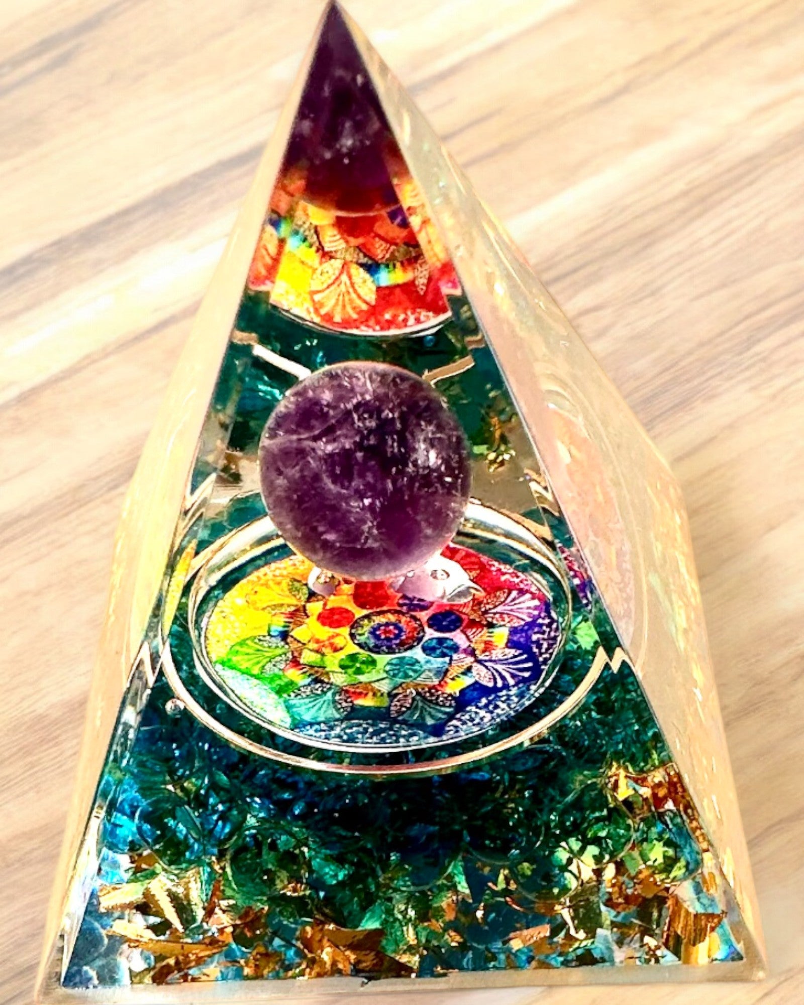 Pyramide Énergétique en orgonite "Mystic Aura"