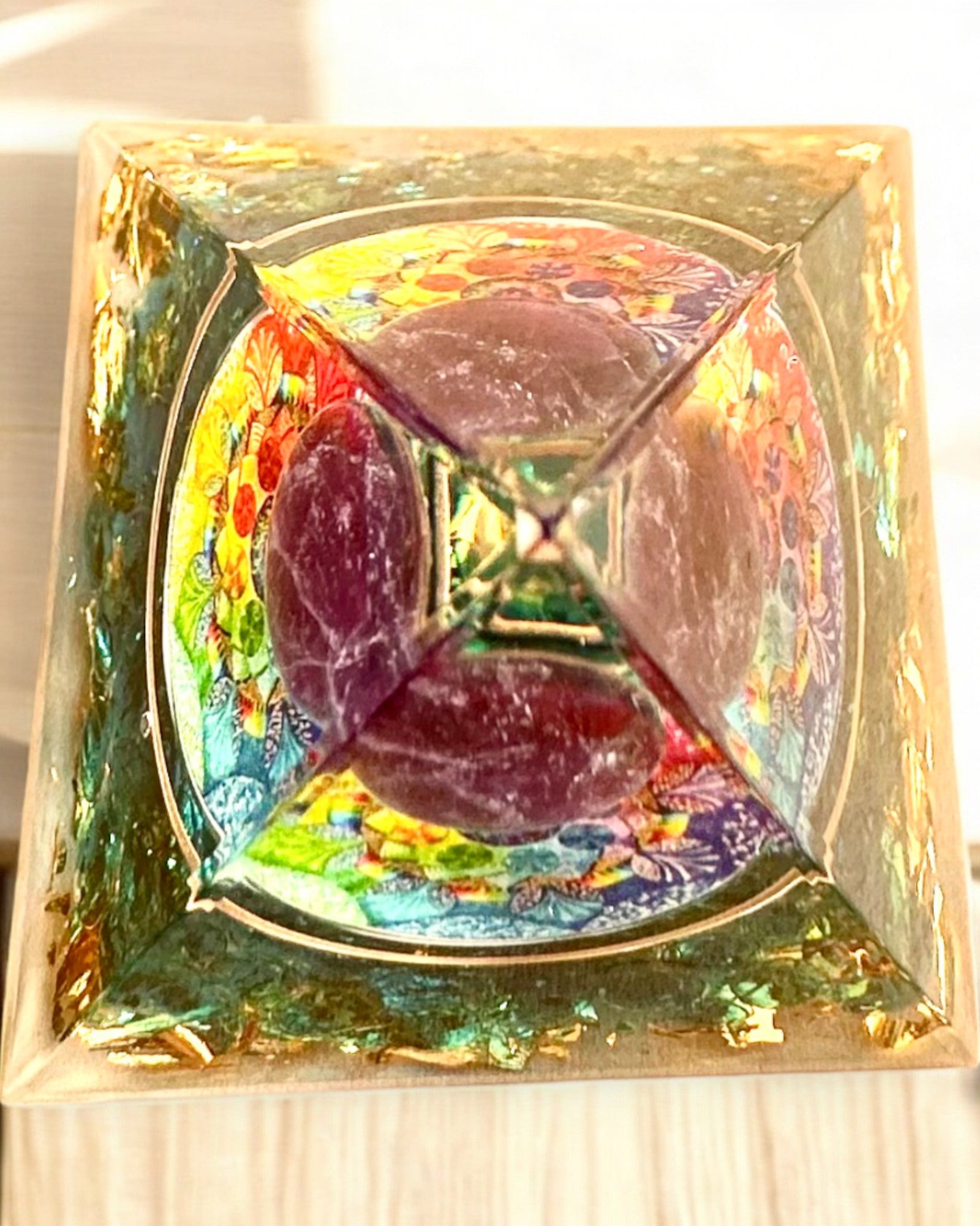 Pyramide Énergétique en orgonite "Mystic Aura"