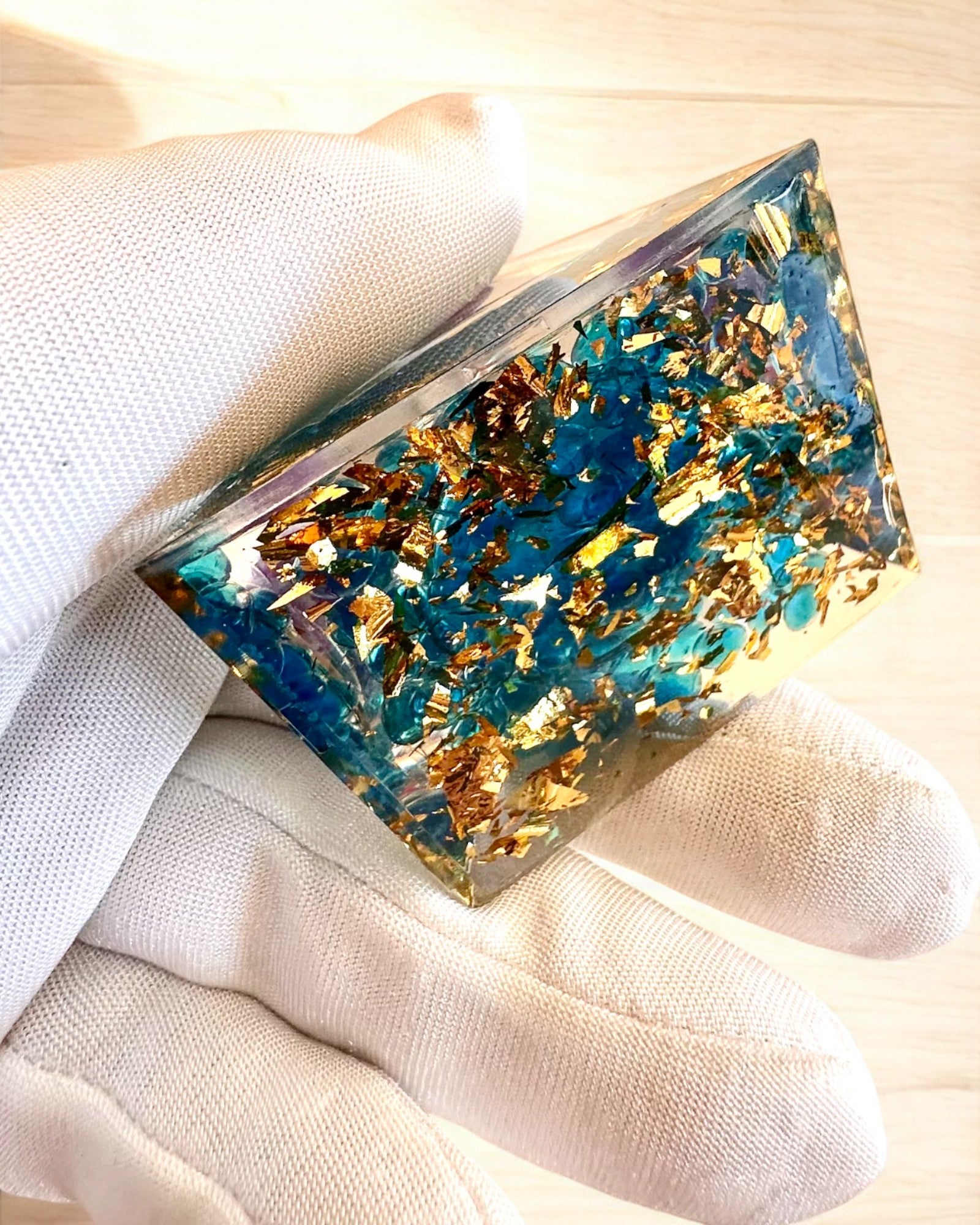 Pyramide Énergétique en orgonite "Mystic Aura"