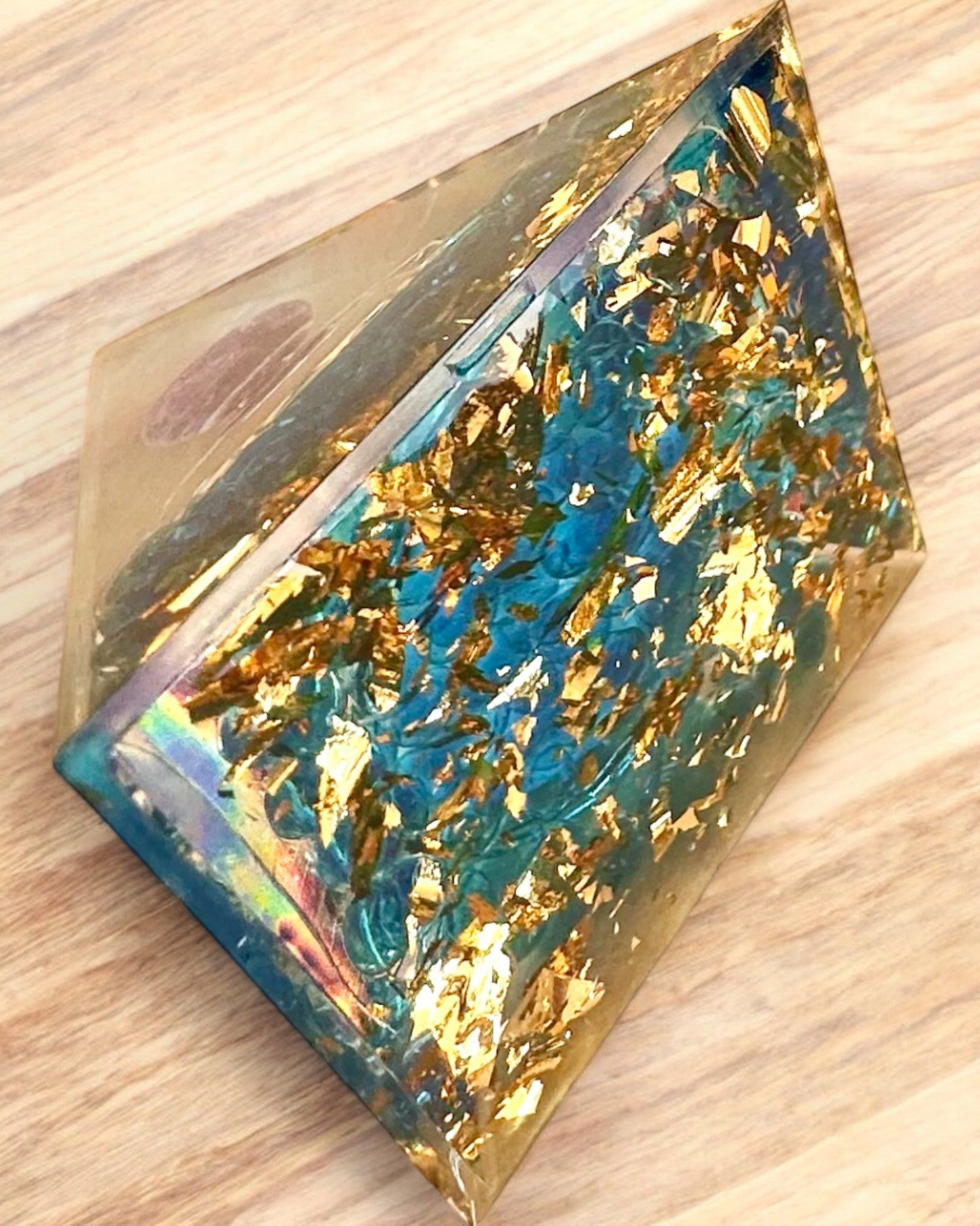 Pyramide Énergétique en orgonite "Mystic Aura"