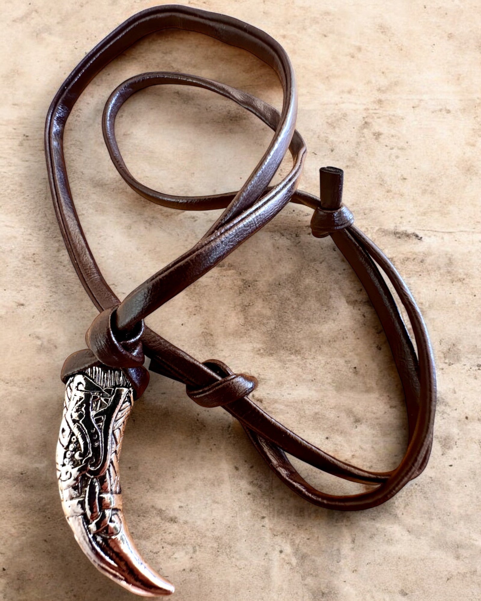 Edelstahl-Wolfszahn – Amulett des Mutes, Halskette mit Gravur zur Personalisierung als Geschenk