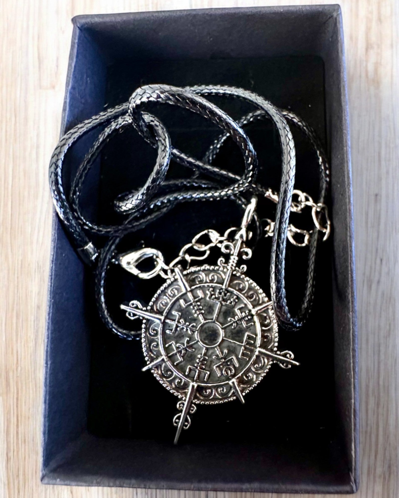 Amulett Krieger des Nordens - Wikingerkompass, Möglichkeit zur Personalisierung mit Gravur als Geschenk, 2 Varianten zur Auswahl