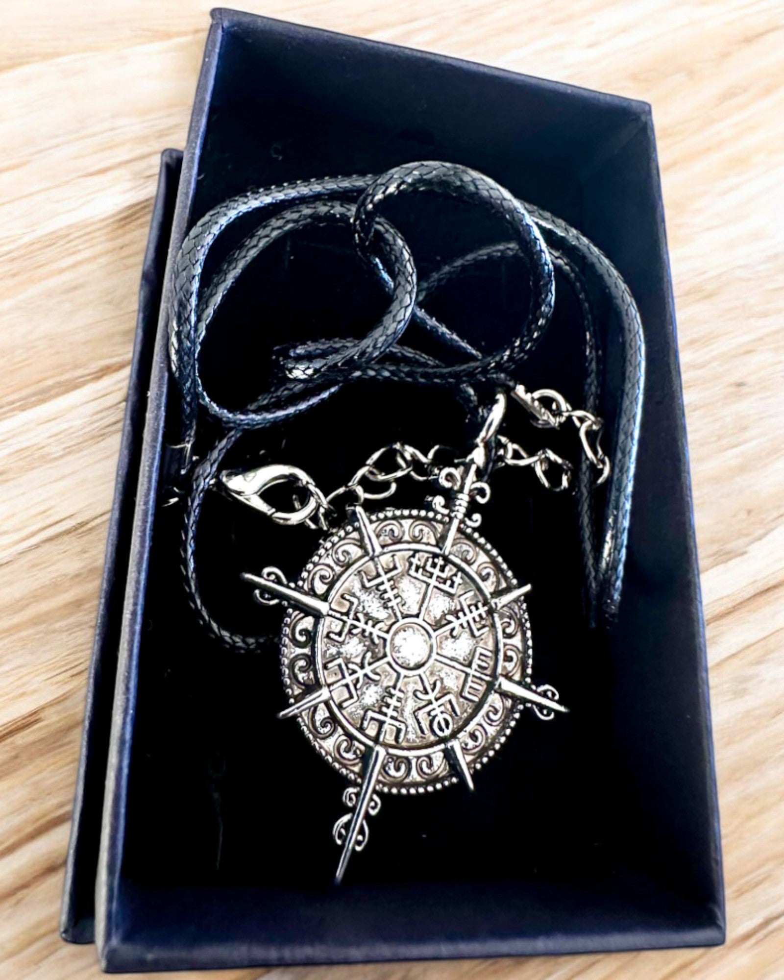 Amulett Krieger des Nordens - Wikingerkompass, Möglichkeit zur Personalisierung mit Gravur als Geschenk, 2 Varianten zur Auswahl