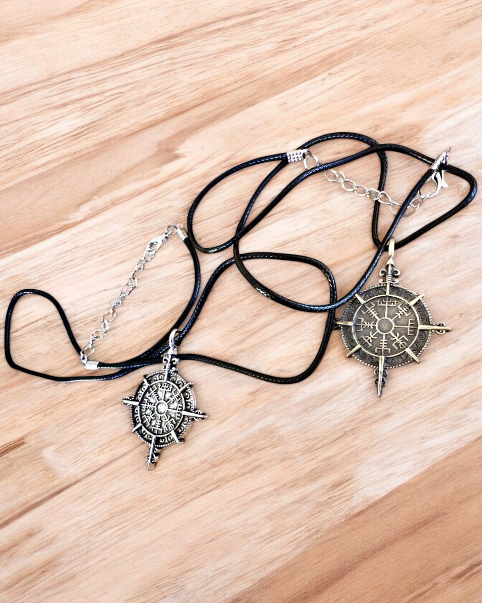 Amulett Krieger des Nordens - Wikingerkompass, Möglichkeit zur Personalisierung mit Gravur als Geschenk, 2 Varianten zur Auswahl