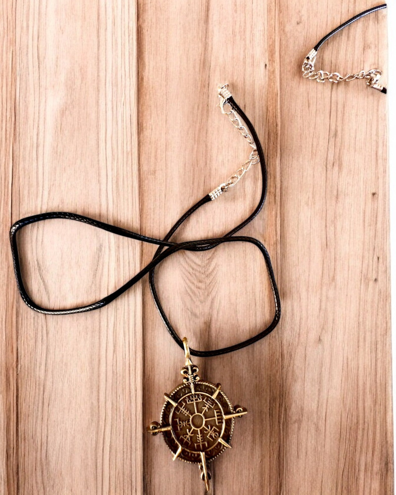 Amulett Krieger des Nordens - Wikingerkompass, Möglichkeit zur Personalisierung mit Gravur als Geschenk, 2 Varianten zur Auswahl