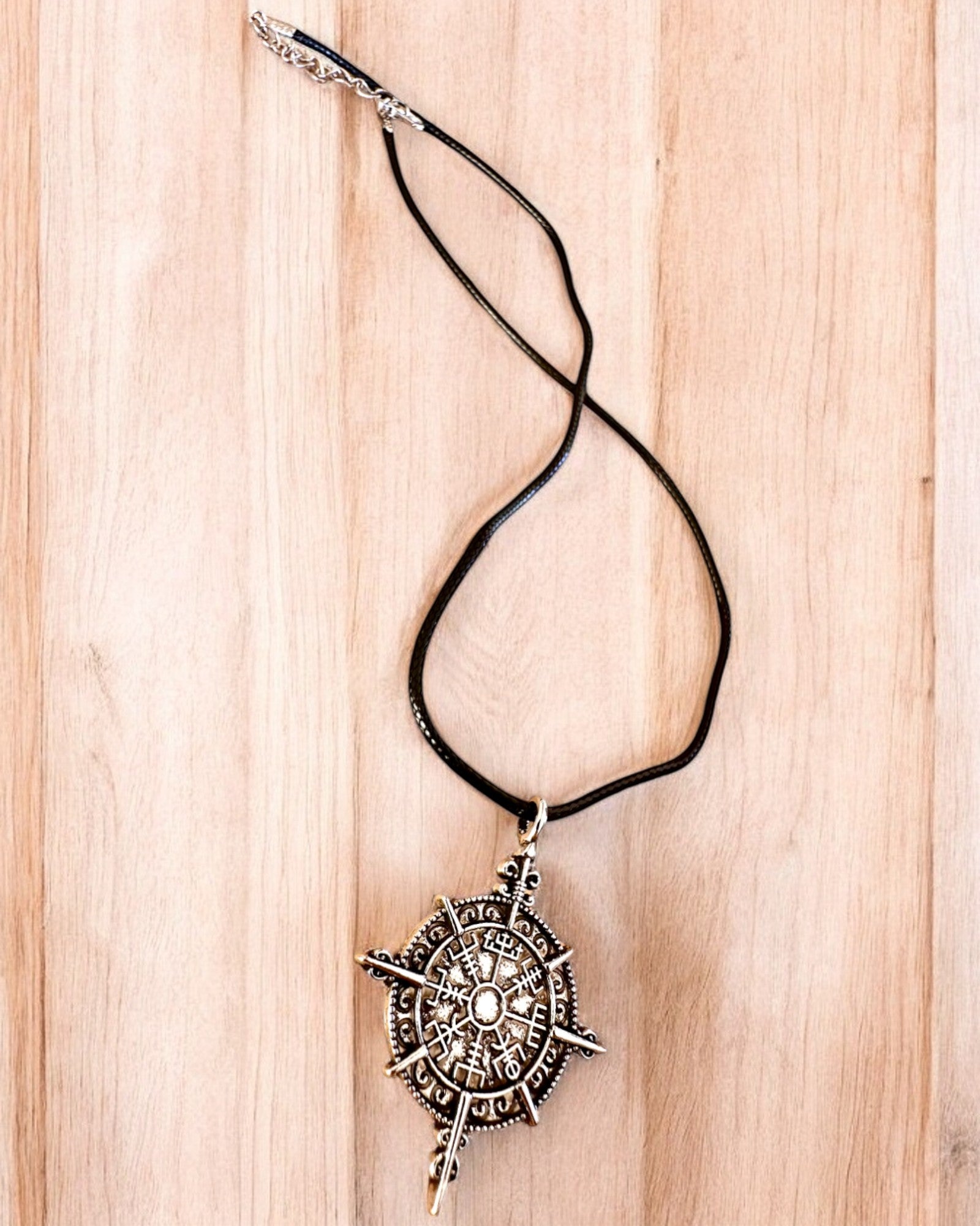 Amulett Krieger des Nordens - Wikingerkompass, Möglichkeit zur Personalisierung mit Gravur als Geschenk, 2 Varianten zur Auswahl