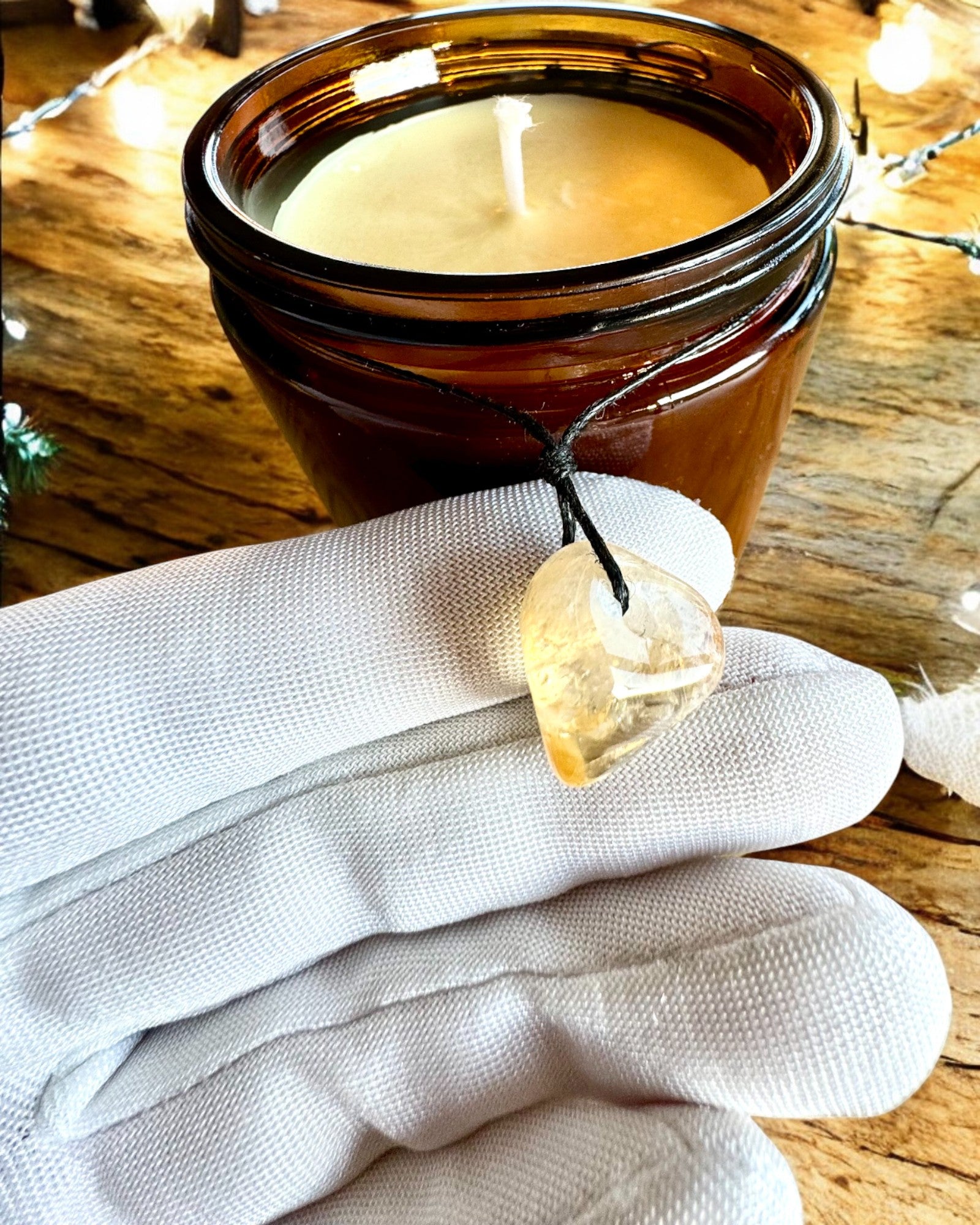 Bougie de soja intentionnelle 250 ml avec pierre naturelle – choisissez votre énergie : Citrine ou Grenat, personnalisation par gravure pour cadeau