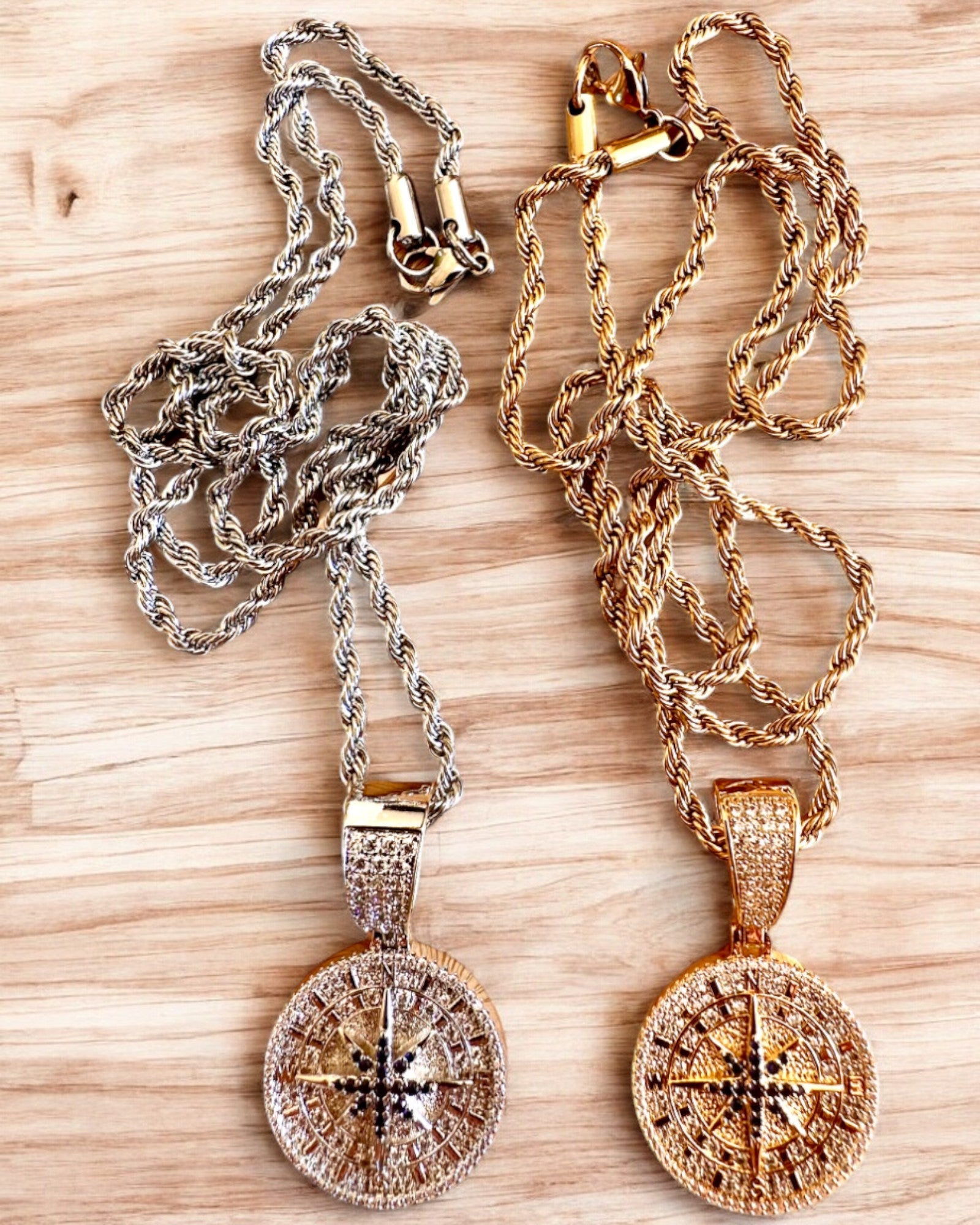 Ketting met Kompas Hanger in Glamour Stijl met Zirkonia voor Vrouwen en Mannen - 2 varianten om uit te kiezen, personalisatie met gravure als cadeau